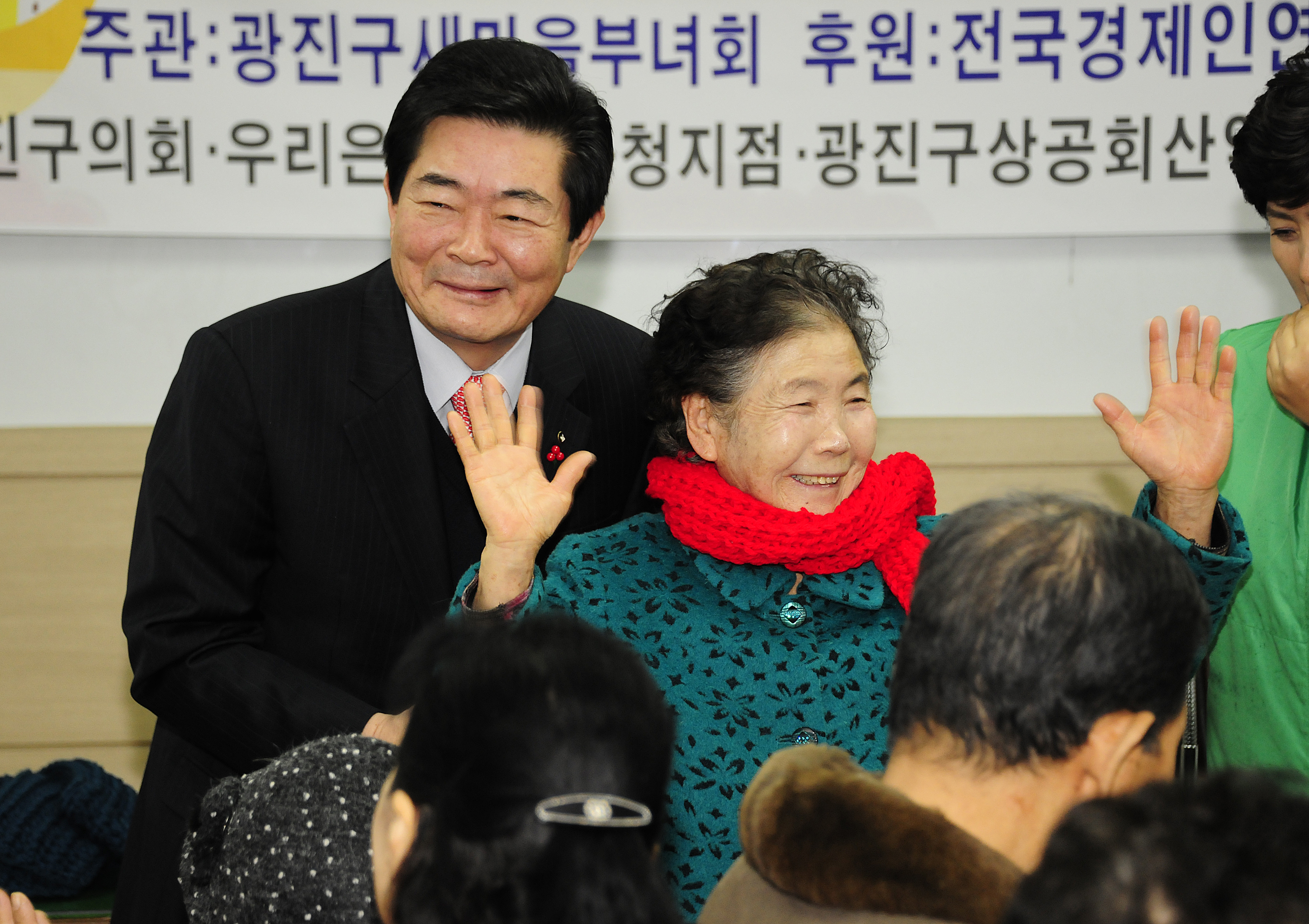 20111207-새마을 부녀회 사랑의 목도리 전달 44850.JPG
