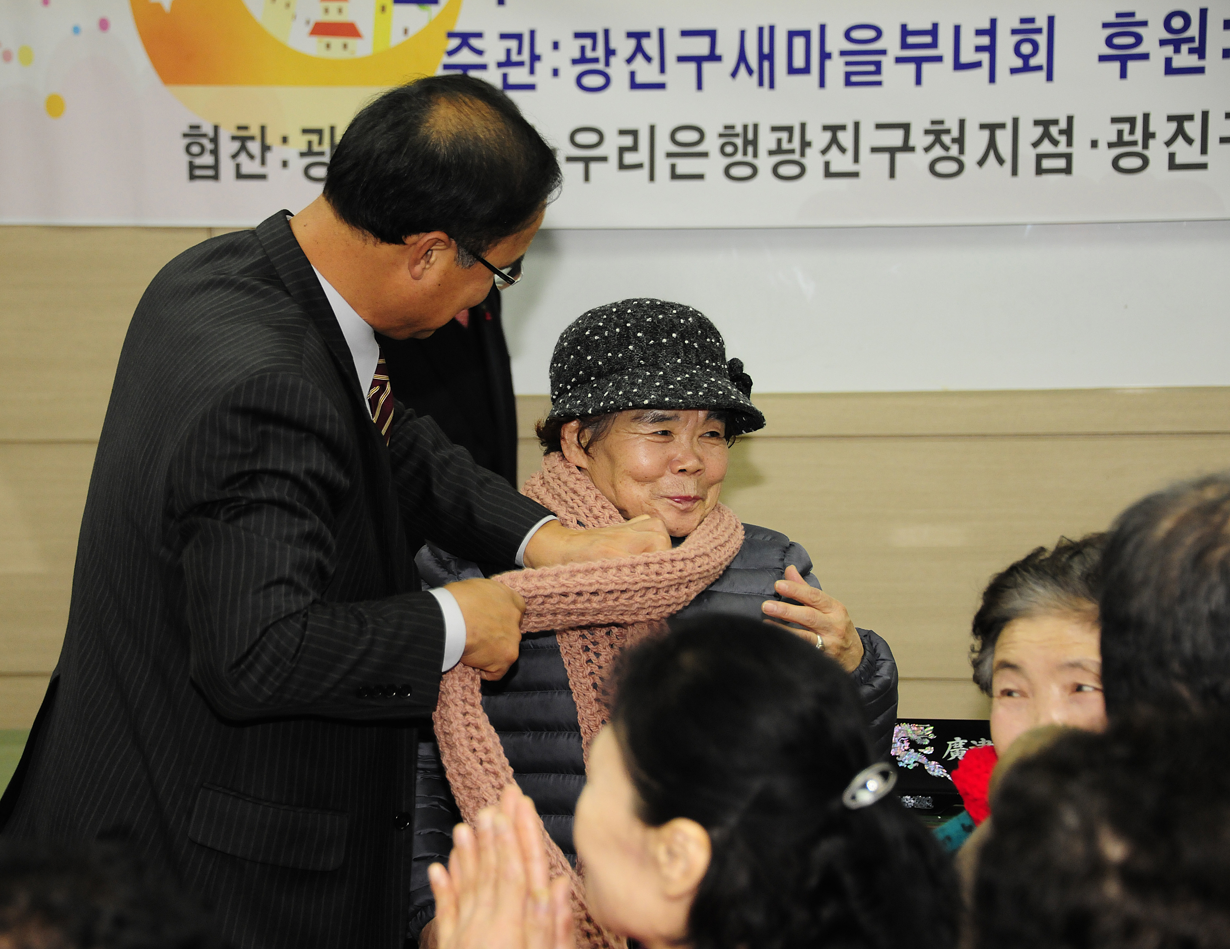 20111207-새마을 부녀회 사랑의 목도리 전달 44852.JPG