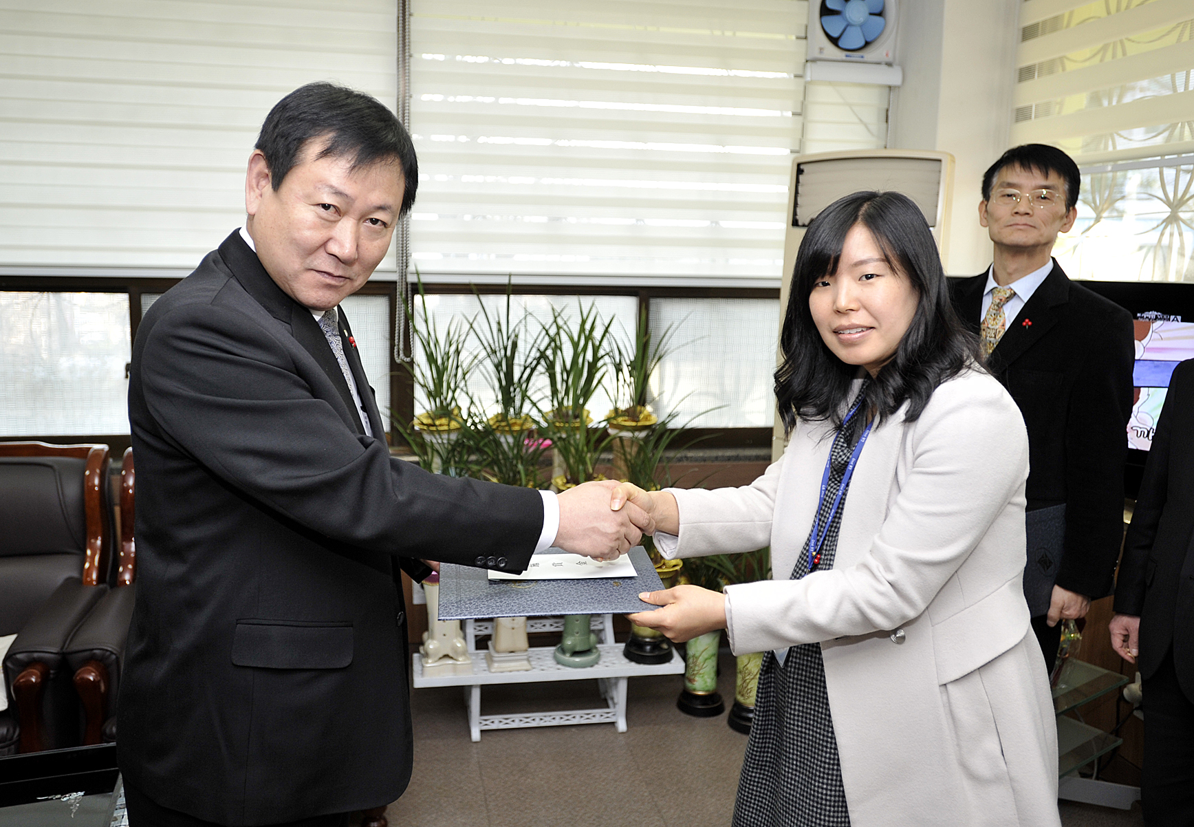 20111215-민원처리 마일리지 우수직원 표창 45660.JPG
