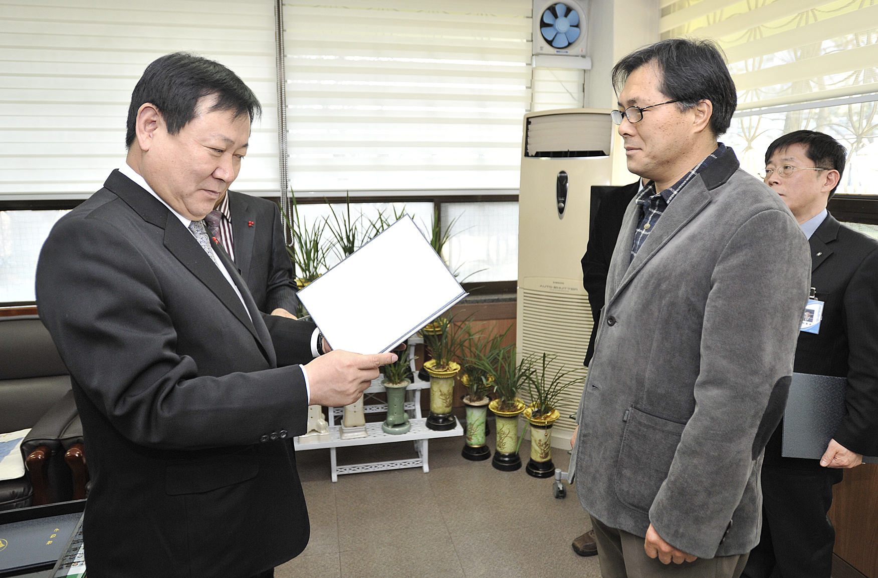 20111215-민원처리 마일리지 우수직원 표창 45654.JPG