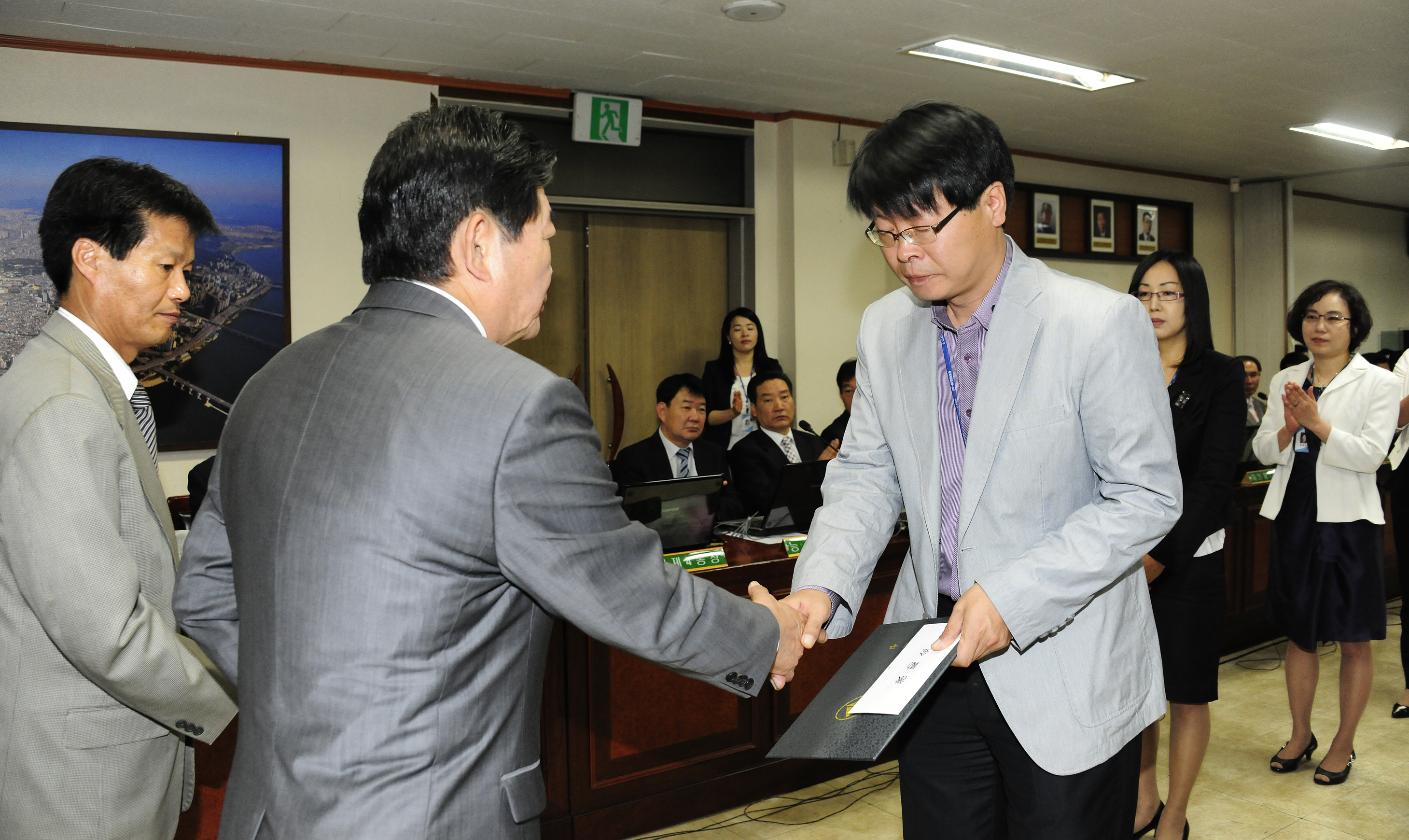 20110519-구확대간부회의 표창장 수여식 34307.JPG