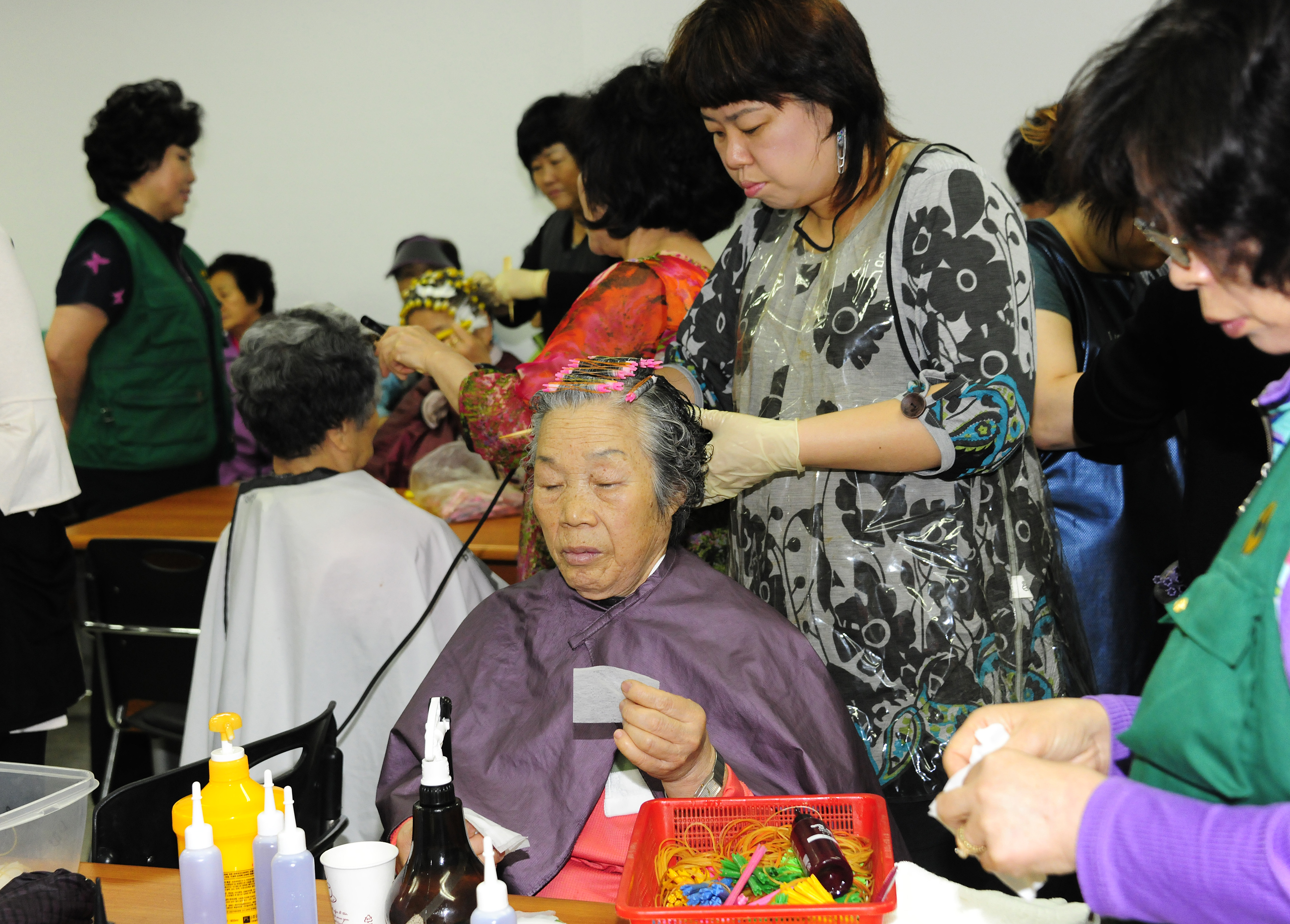 20110511-새마을부녀회 관내 어르신 미용봉사 33360.JPG