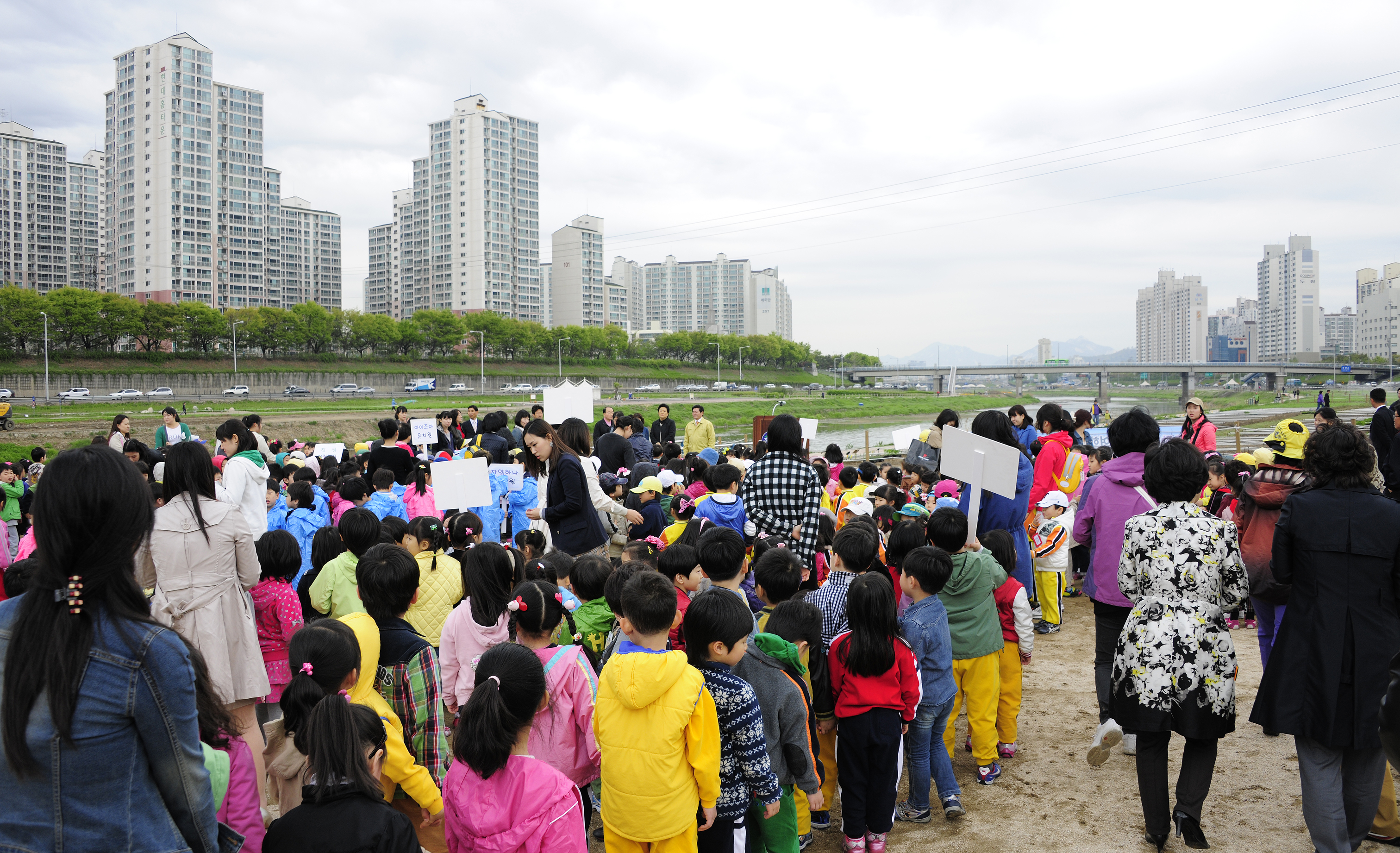 20110409-중량천 둔치 자연학습장 가꾸기 31840.JPG