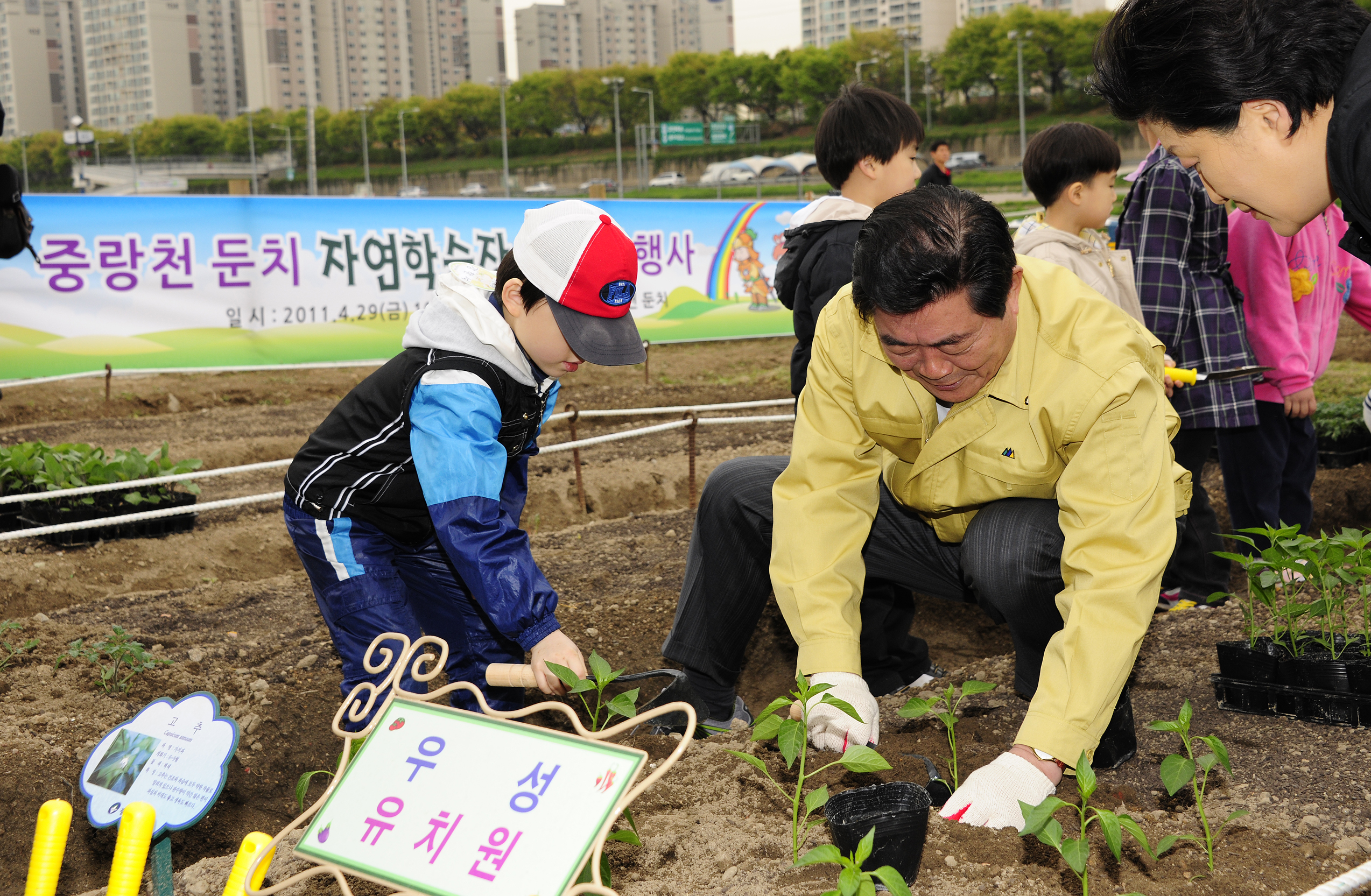 20110409-중량천 둔치 자연학습장 가꾸기 31847.JPG