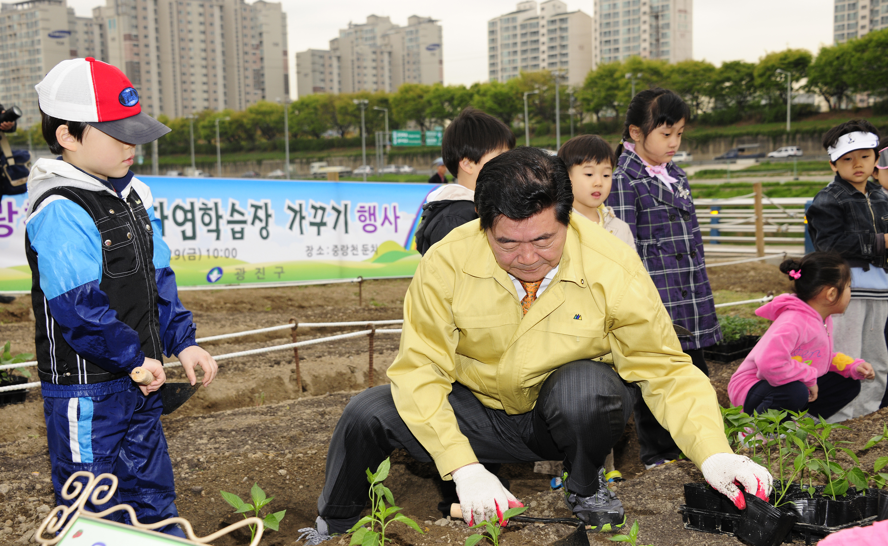 20110409-중량천 둔치 자연학습장 가꾸기 31848.JPG