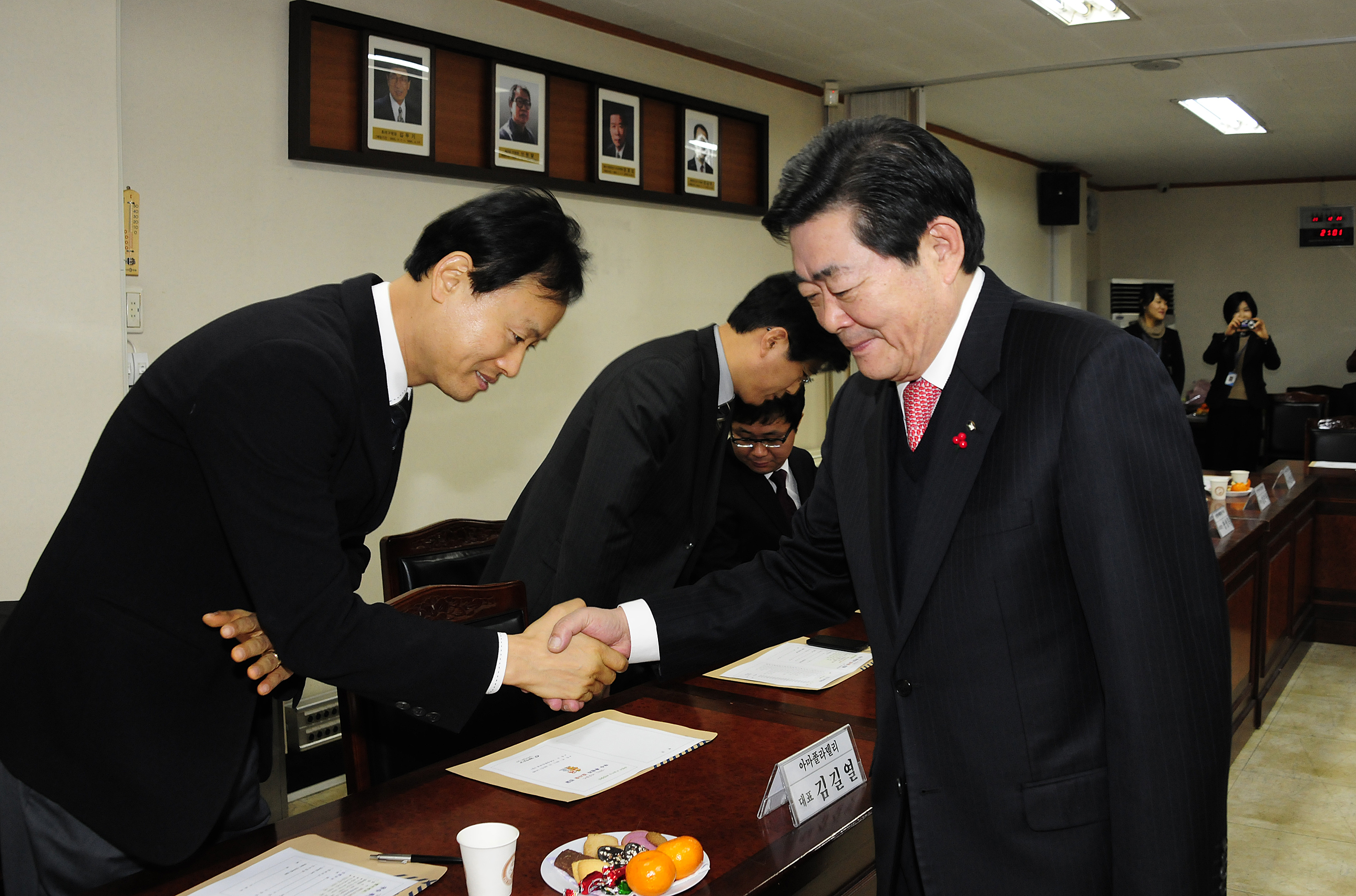 20111228-이웃돕기 우수 후원자 감사장 전달 47163.JPG