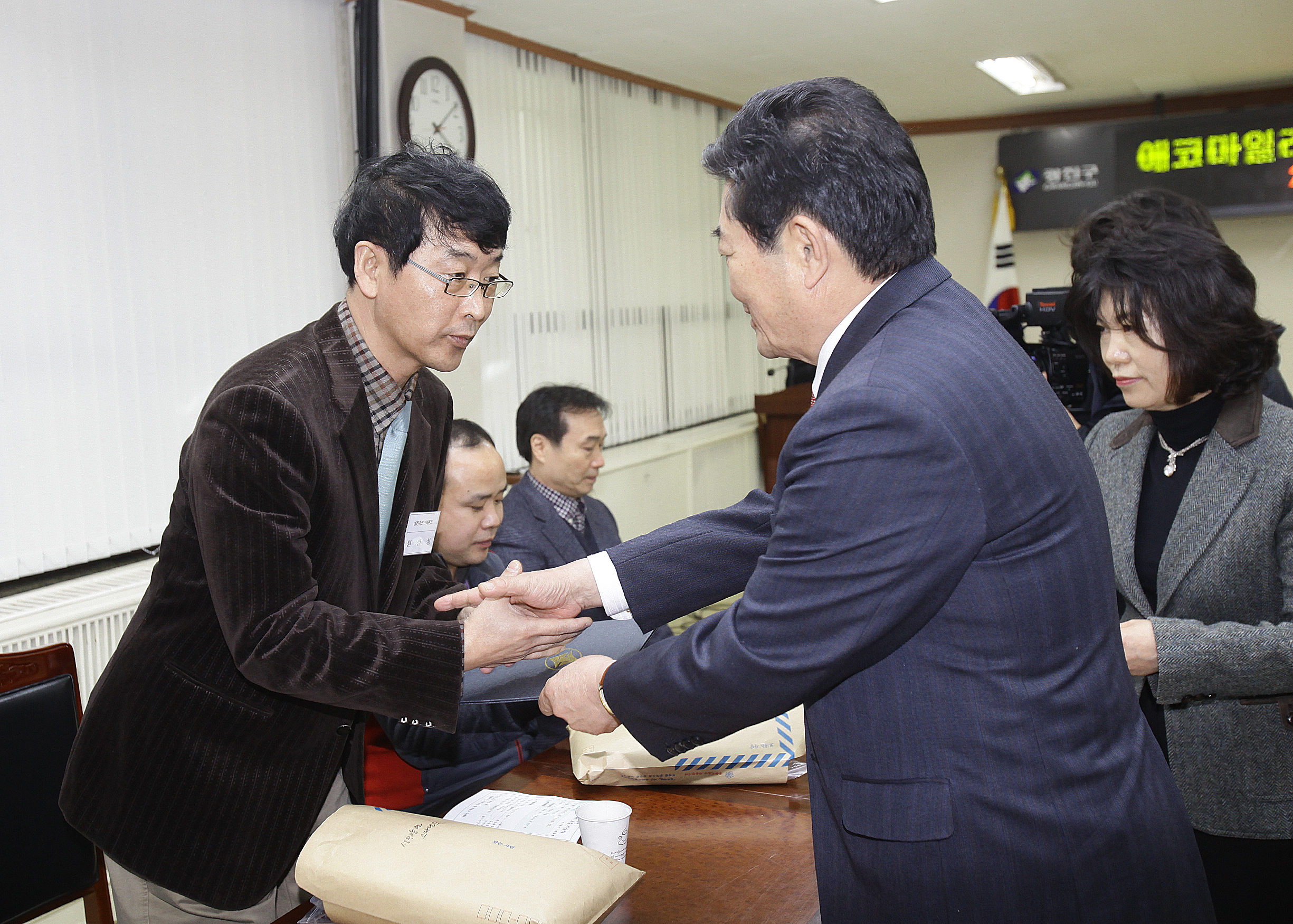 20110111-에코마일리지 우수단체 및 아파트시상 22220.JPG
