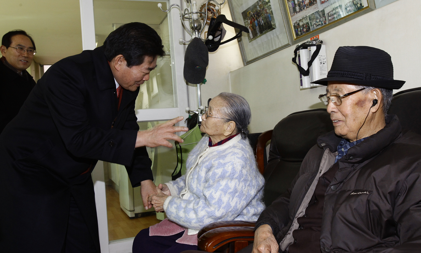20110129-2011년 설맞이 경로당 및 사회복지시설 방문1 24117.JPG