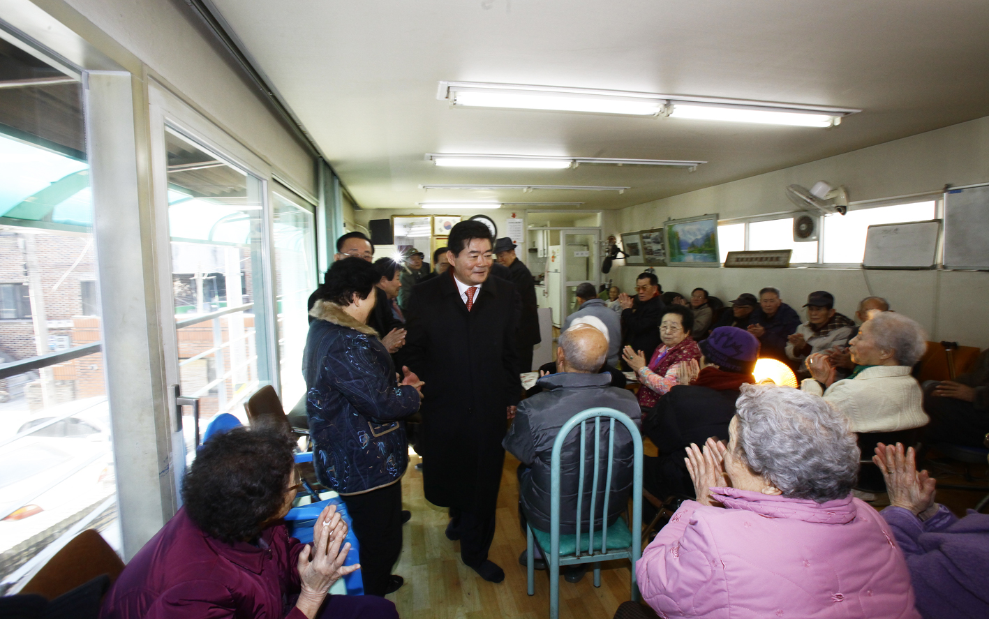 20110129-2011년 설맞이 경로당 및 사회복지시설 방문1 24131.JPG