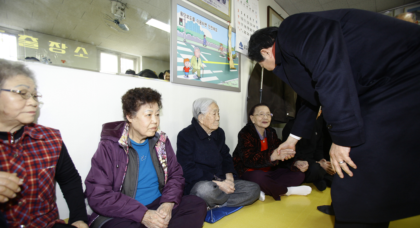 20110129-2011년 설맞이 경로당 및 사회복지시설 방문1 24137.JPG