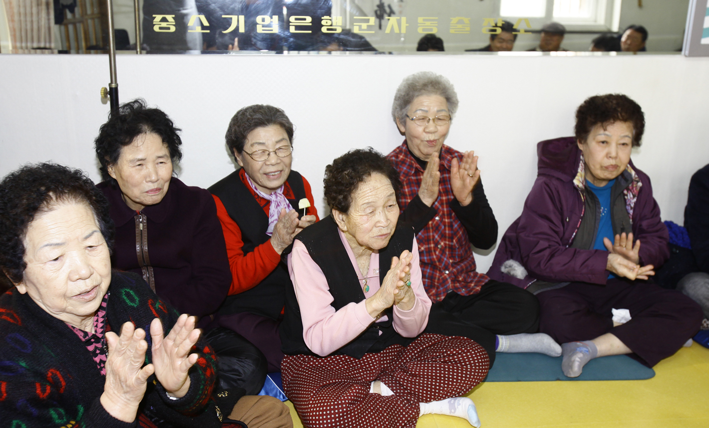 20110129-2011년 설맞이 경로당 및 사회복지시설 방문1 24145.JPG