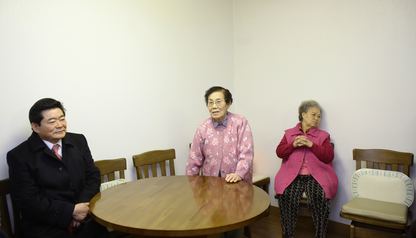 20110129-2011년 설맞이 경로당 및 사회복지시설 방문1 24154.JPG