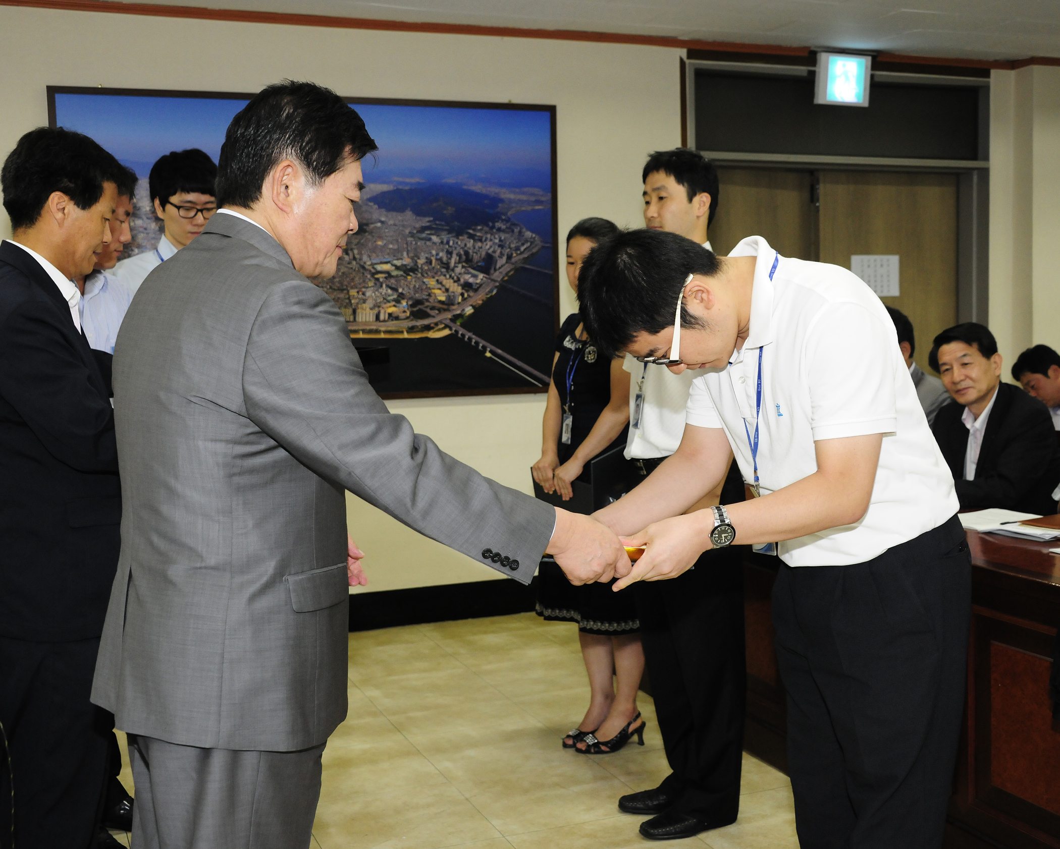 20110811-구 확대간부회의 표창장 수여 39283.JPG