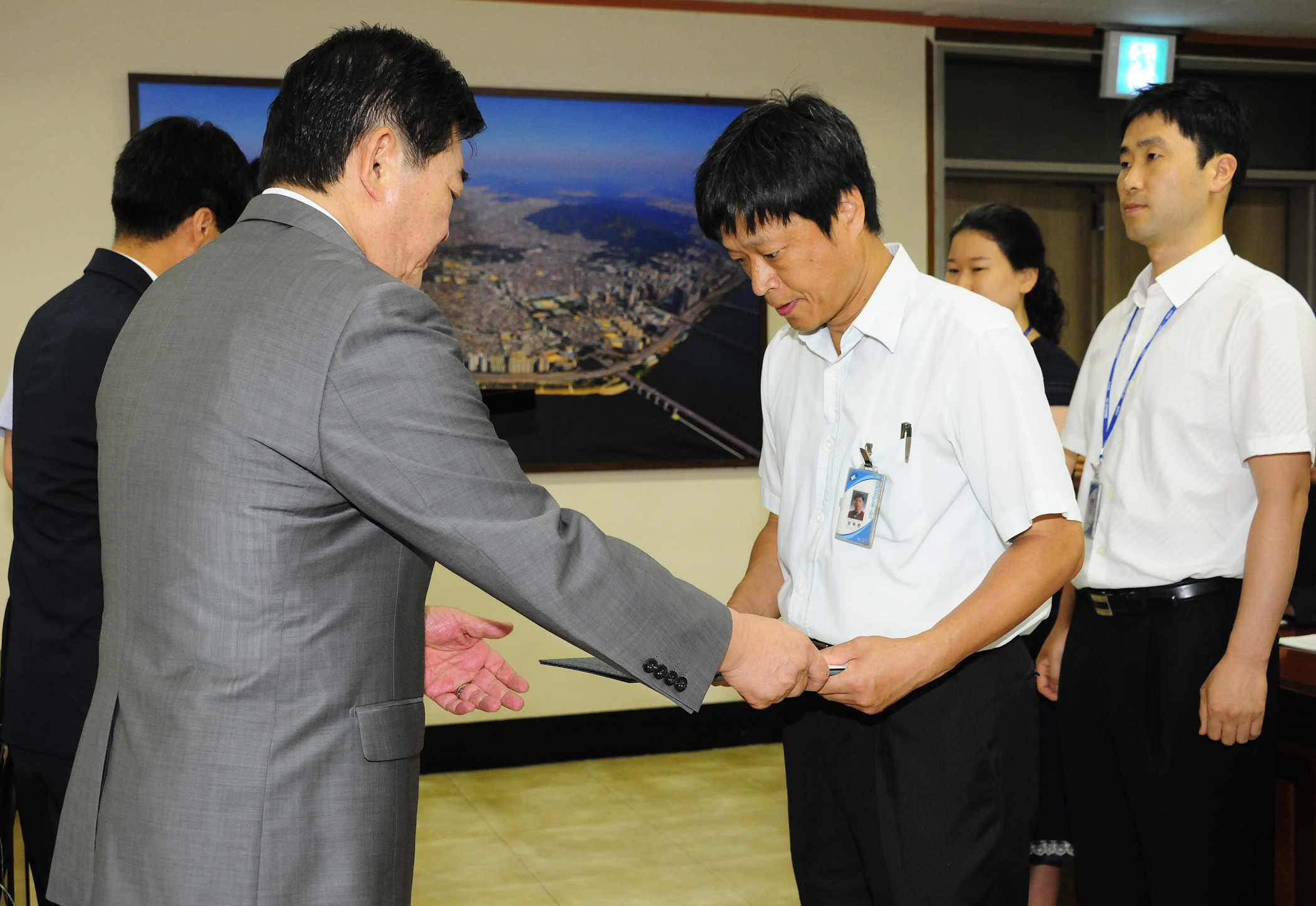 20110811-구 확대간부회의 표창장 수여 39275.JPG