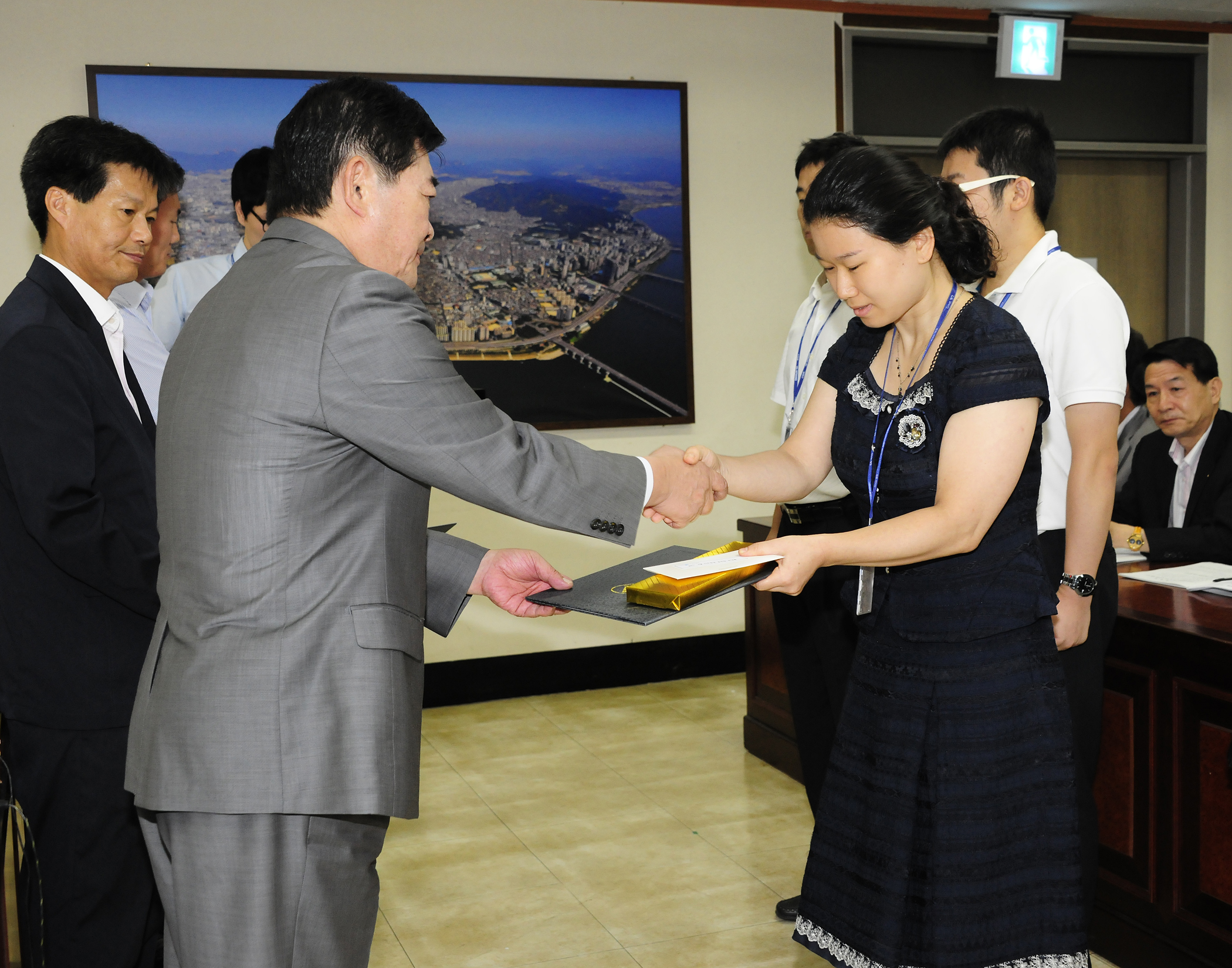 20110811-구 확대간부회의 표창장 수여 39278.JPG