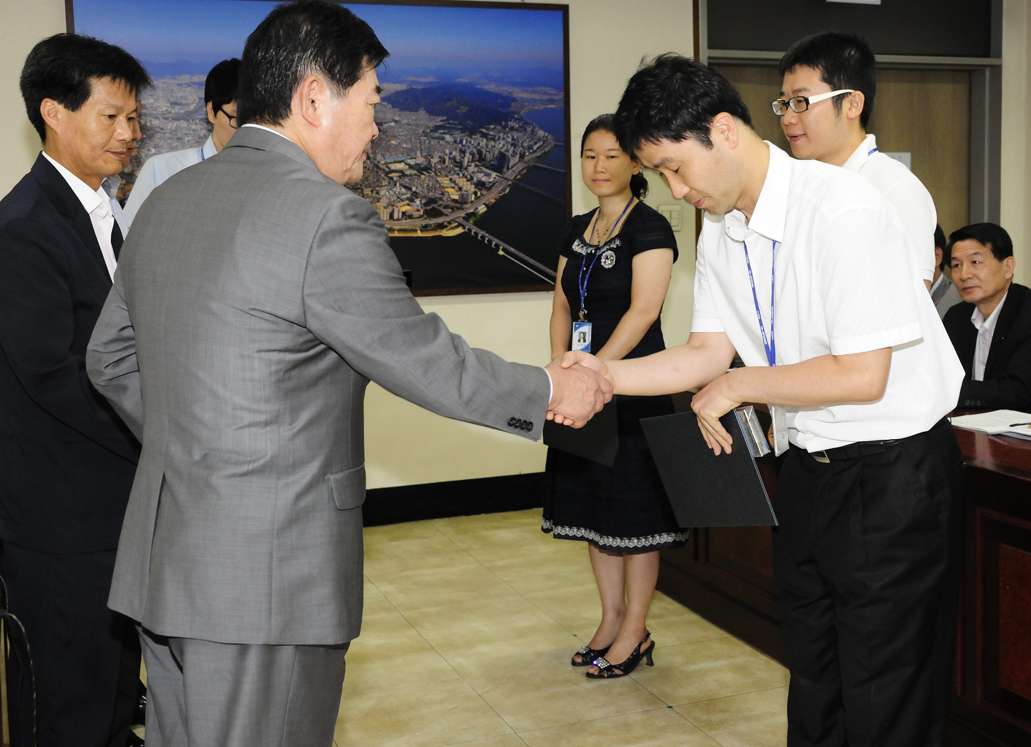20110811-구 확대간부회의 표창장 수여 39281.JPG