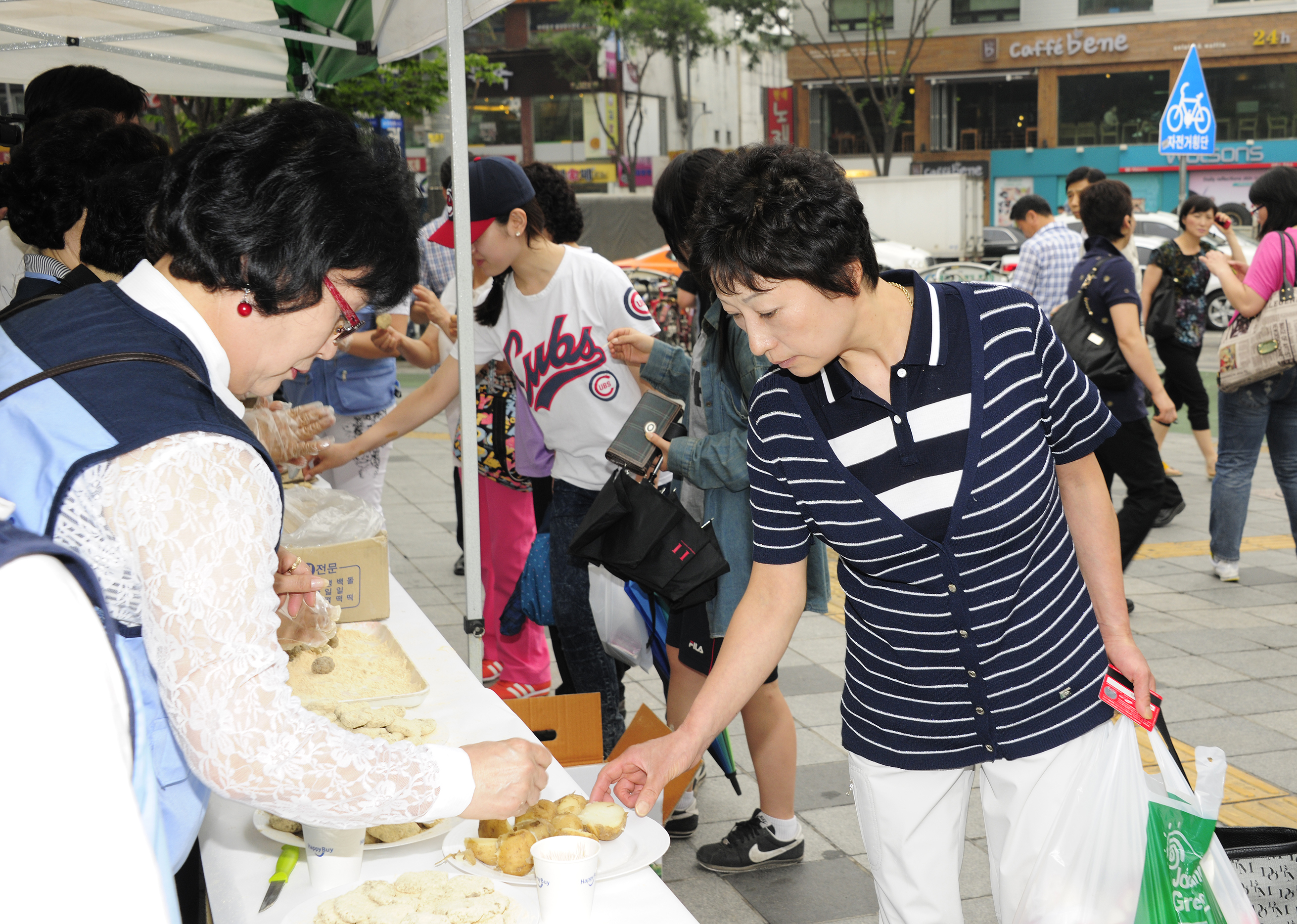 20110622-자유총연맹 광진지회-6.25전쟁터 음식재현 무료시식회 36106.JPG