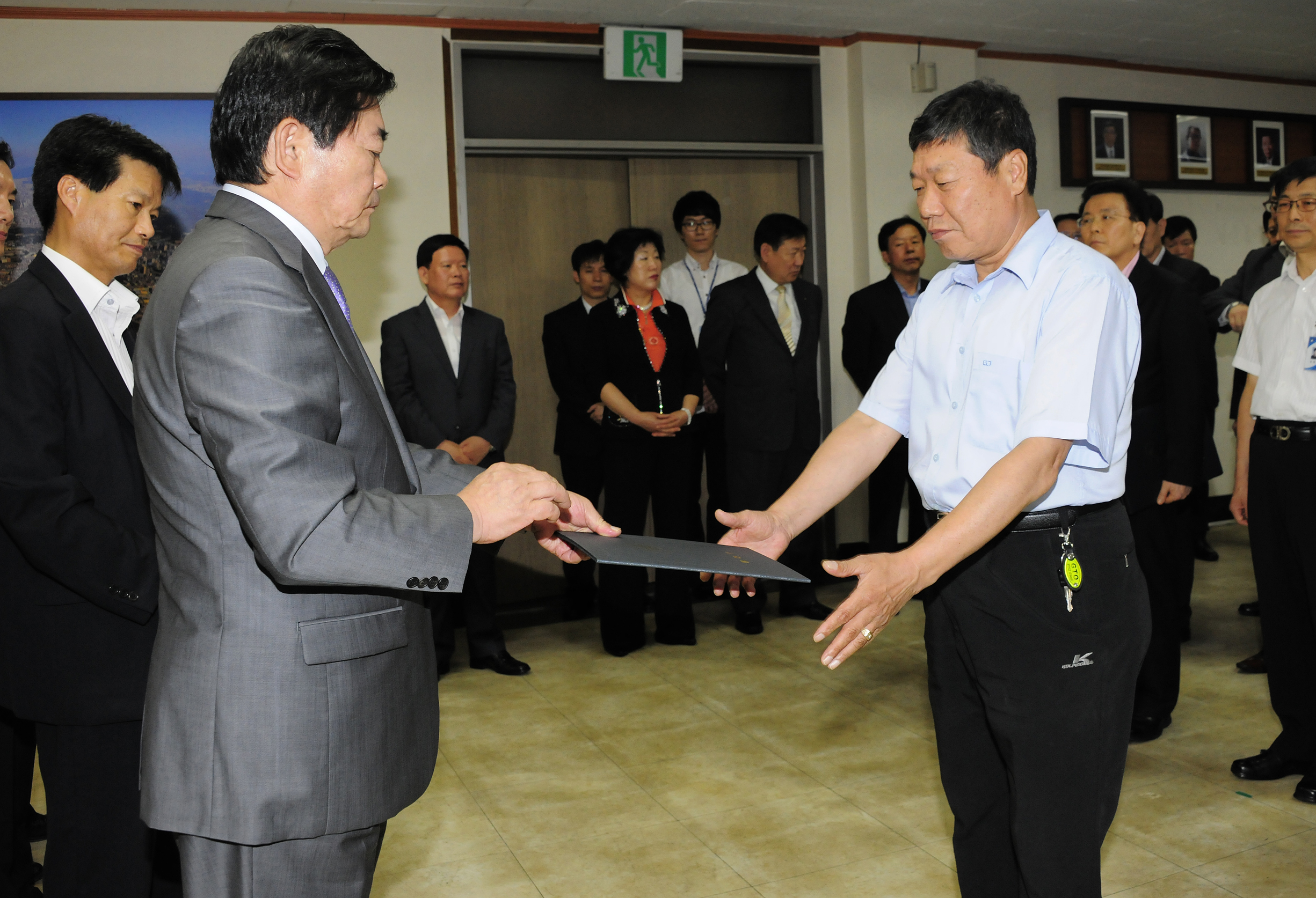 20110630-발령장 수여 37343.JPG