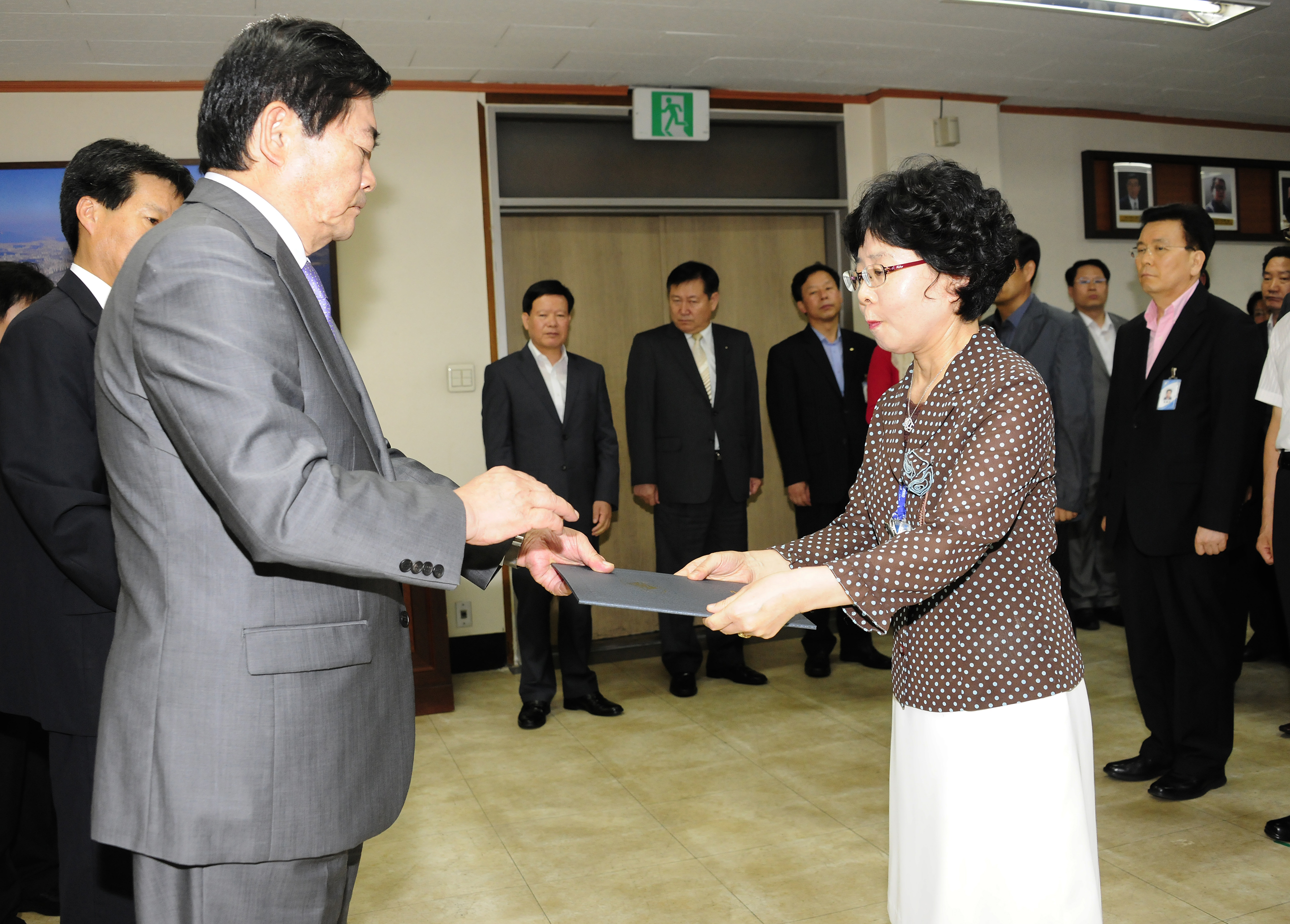 20110630-발령장 수여 37195.JPG