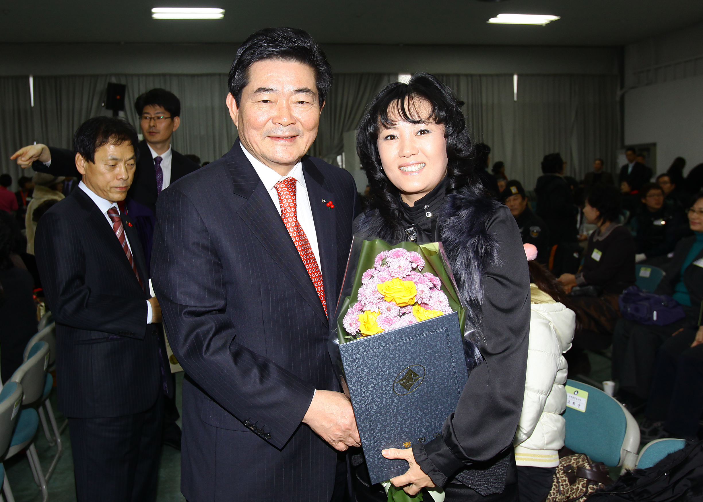 20101208-우수 자원봉사자 표창 4 상장수여 21790.JPG