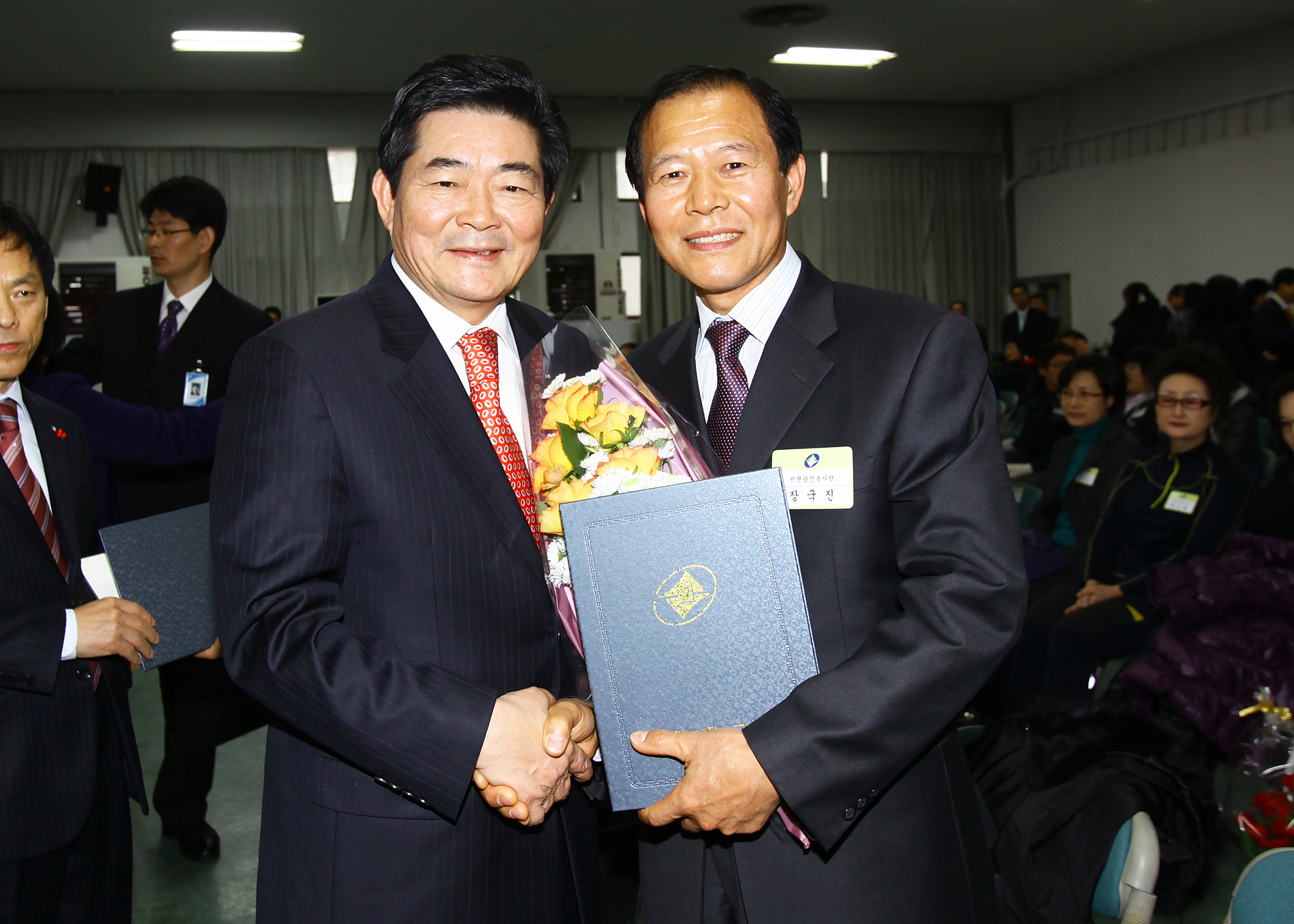 20101208-우수 자원봉사자 표창 4 상장수여 21791.JPG