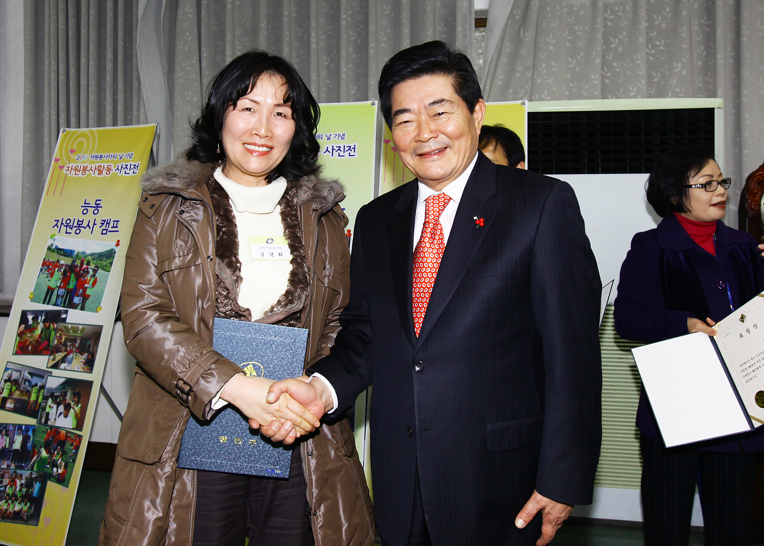 20101208-우수 자원봉사자 표창 4 상장수여 21793.JPG