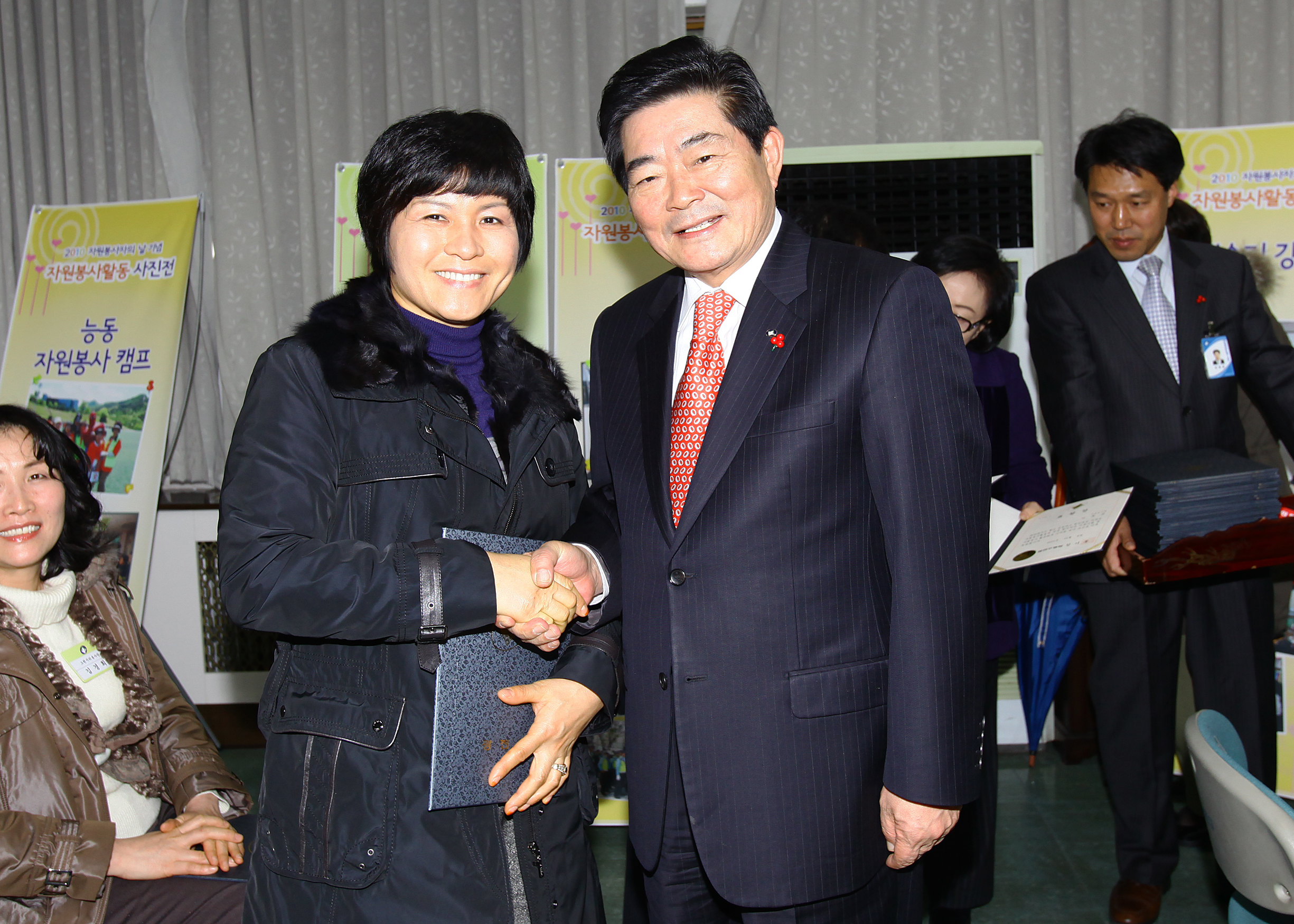 20101208-우수 자원봉사자 표창 4 상장수여 21794.JPG