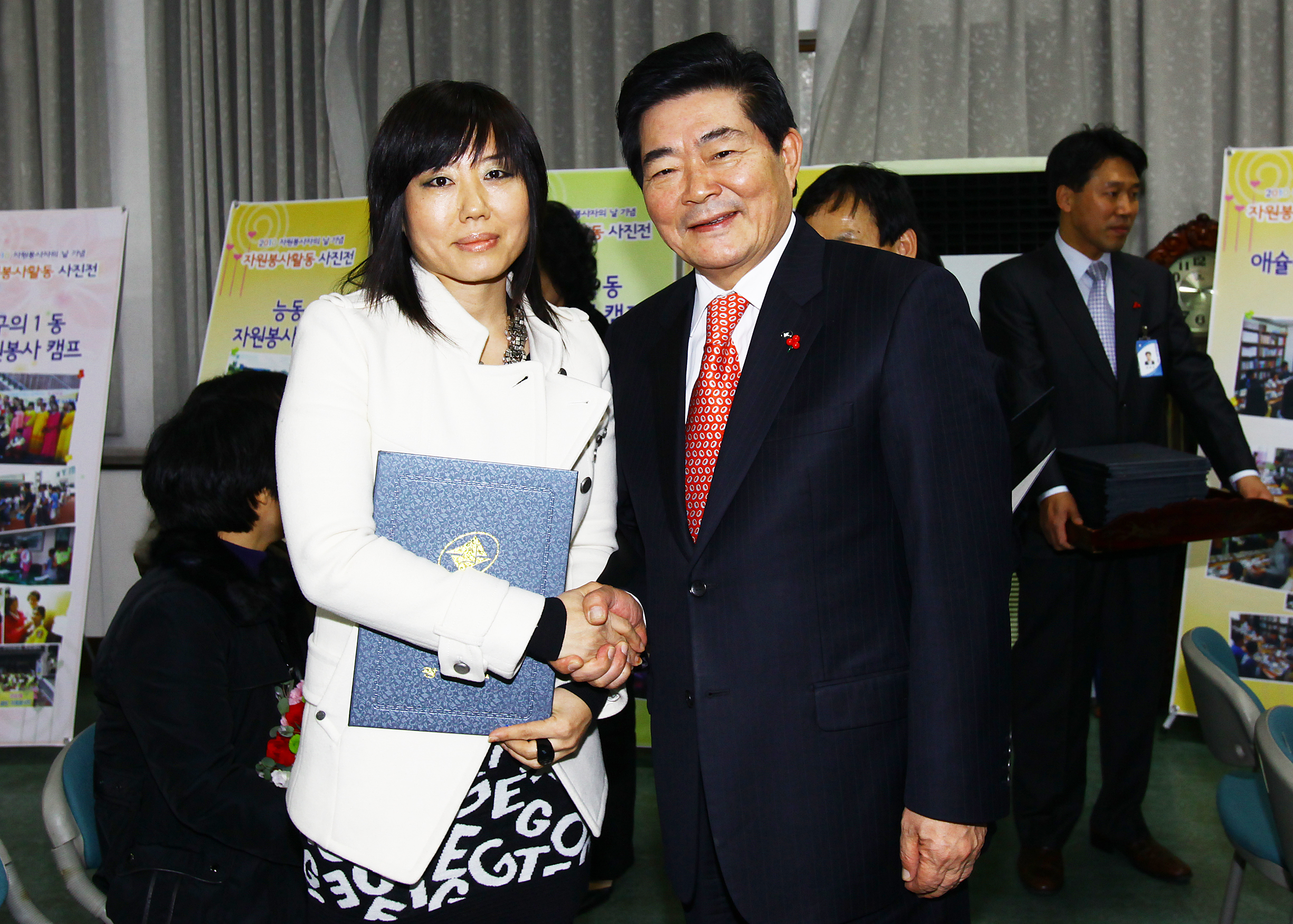 20101208-우수 자원봉사자 표창 4 상장수여 21795.JPG