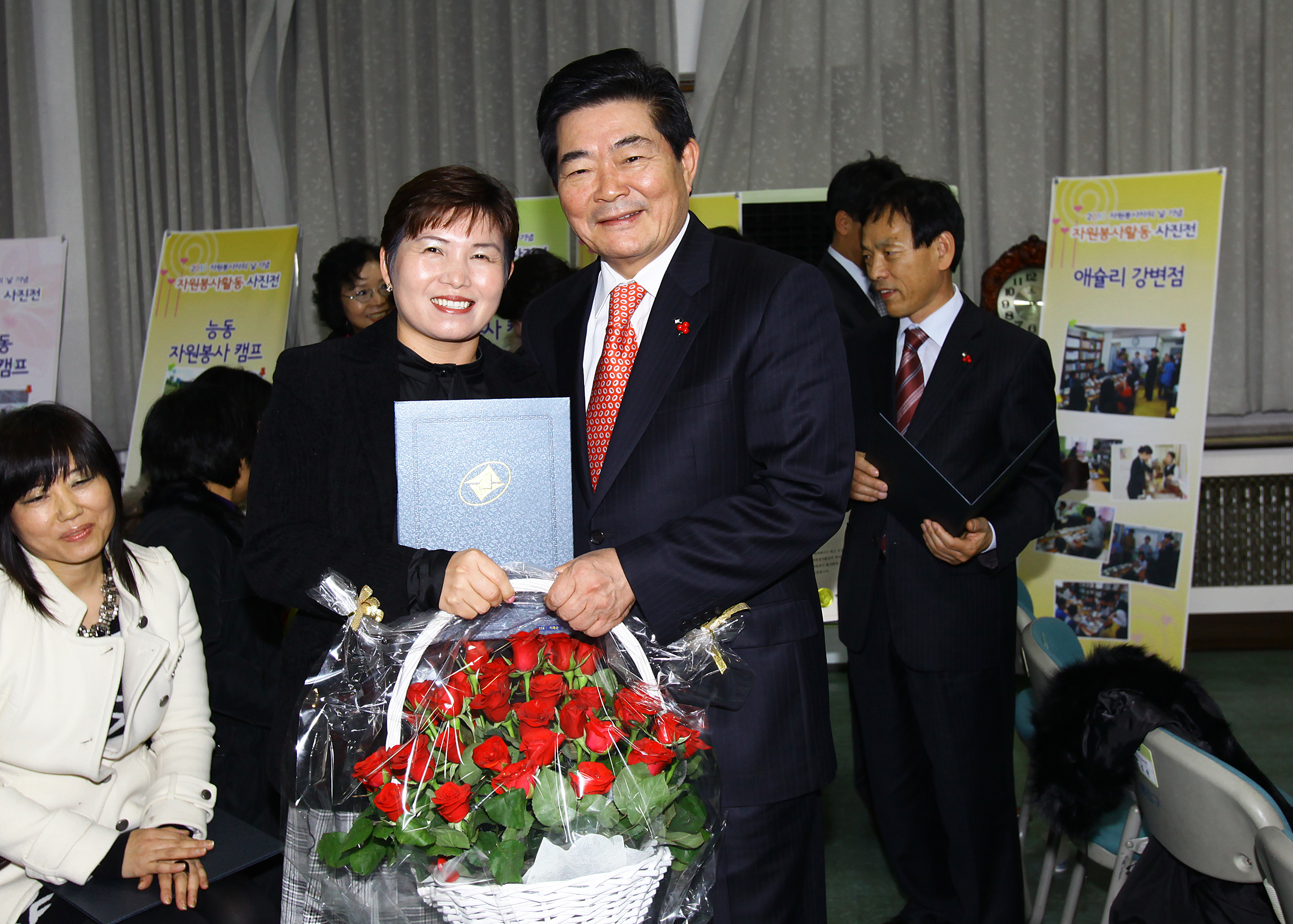 20101208-우수 자원봉사자 표창 4 상장수여 21796.JPG