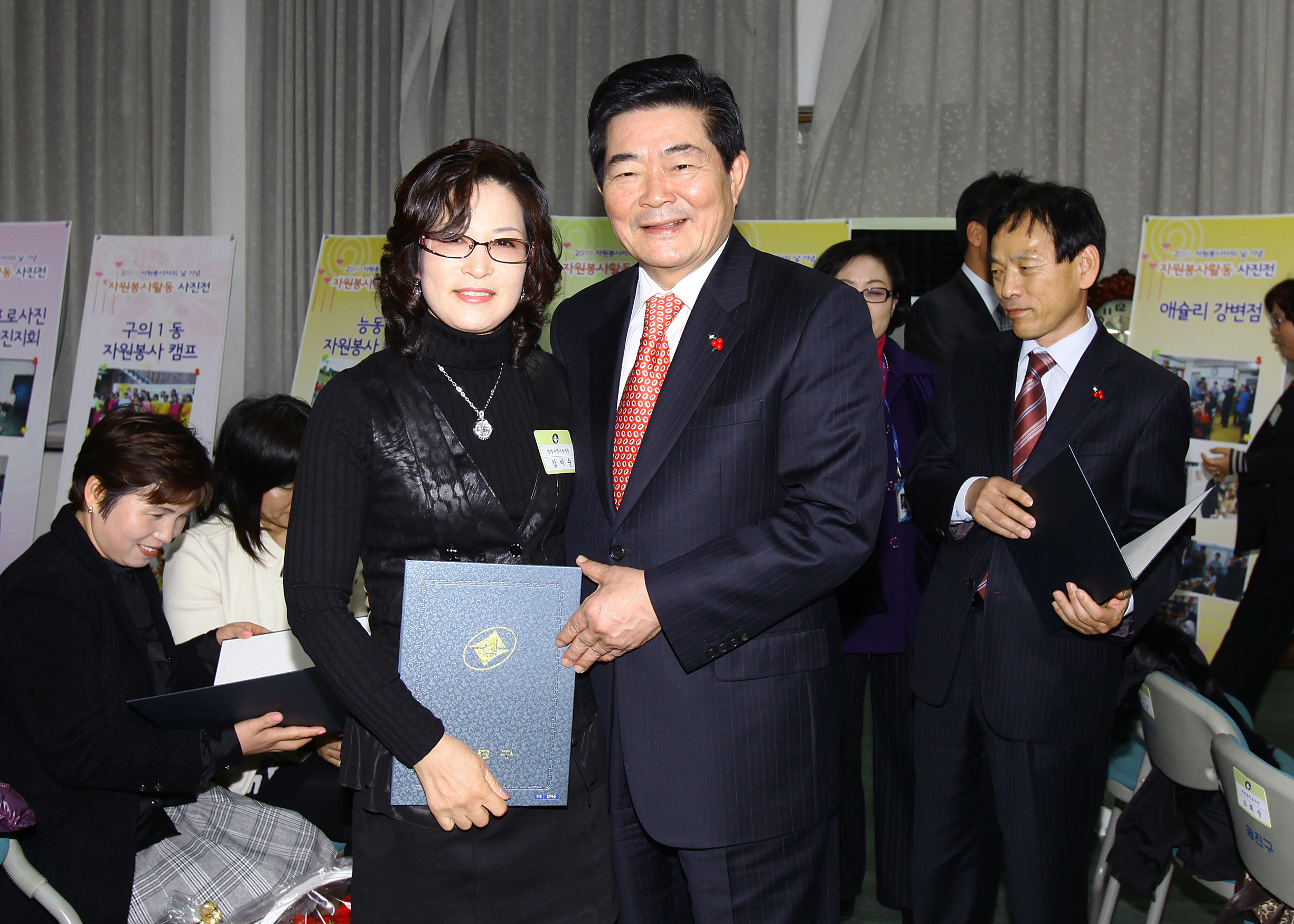 20101208-우수 자원봉사자 표창 4 상장수여 21797.JPG