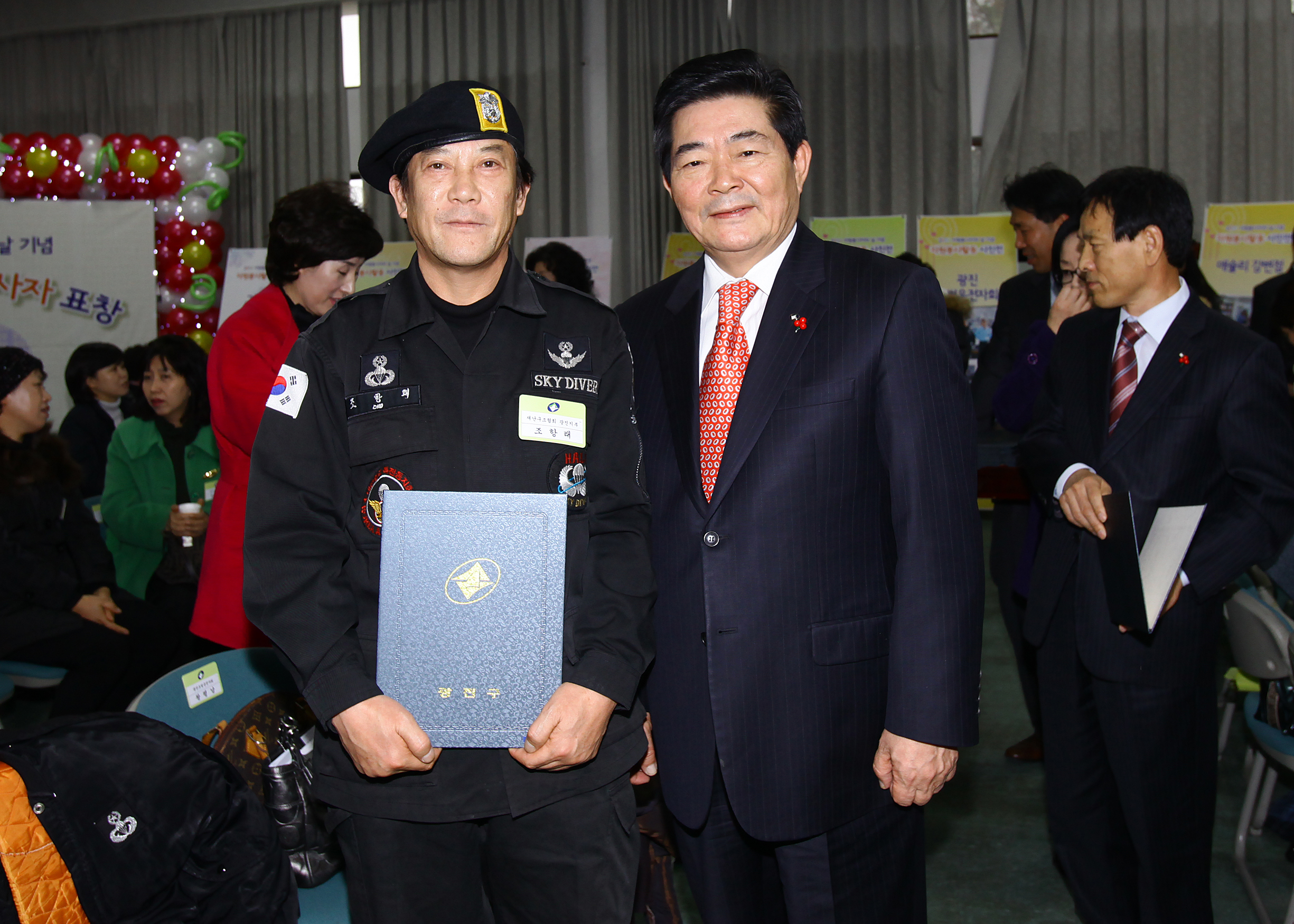 20101208-우수 자원봉사자 표창 4 상장수여 21801.JPG