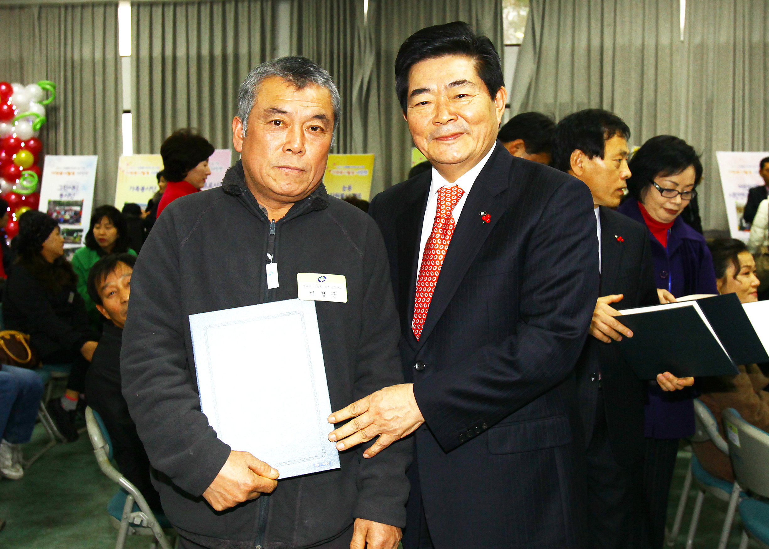 20101208-우수 자원봉사자 표창 4 상장수여 21803.JPG