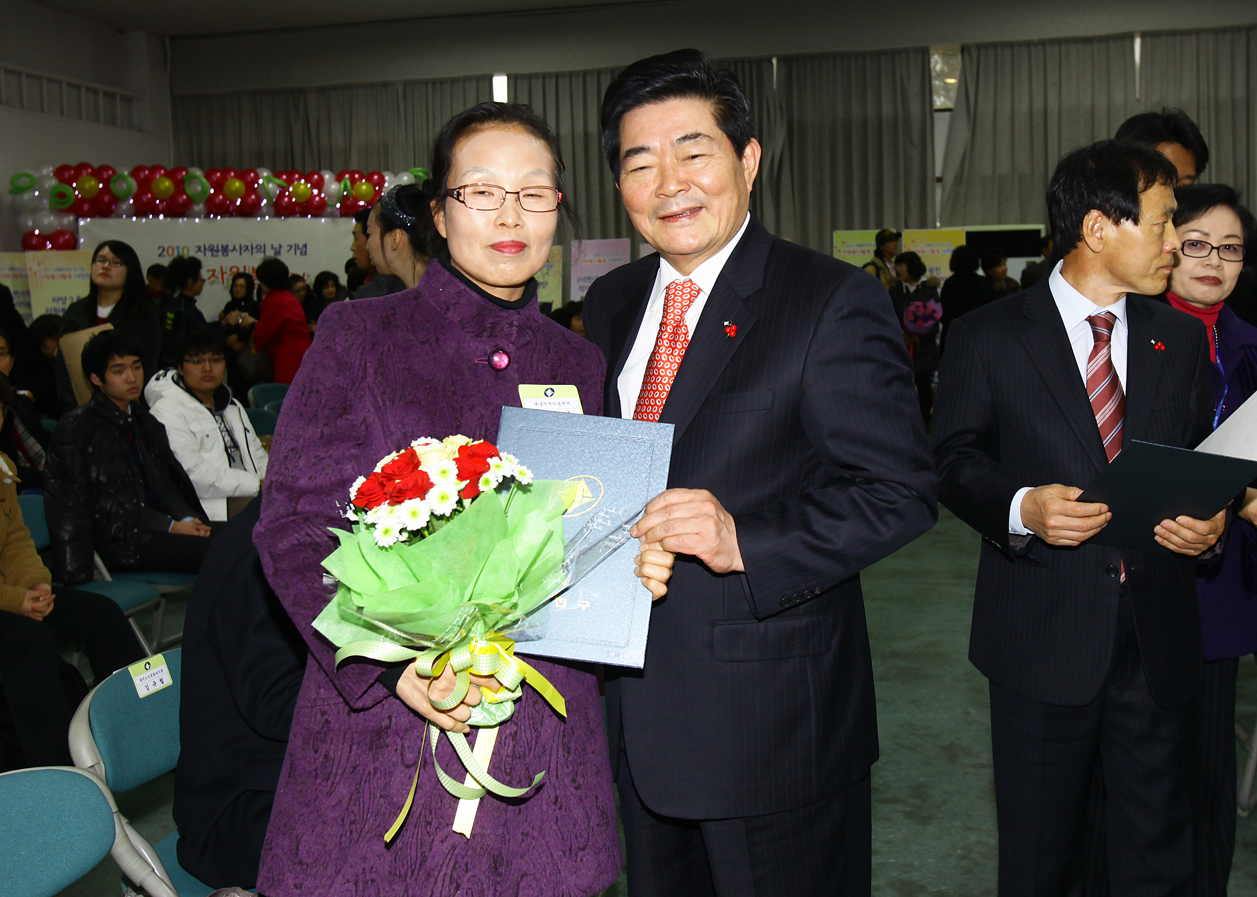 20101208-우수 자원봉사자 표창 4 상장수여 21808.JPG