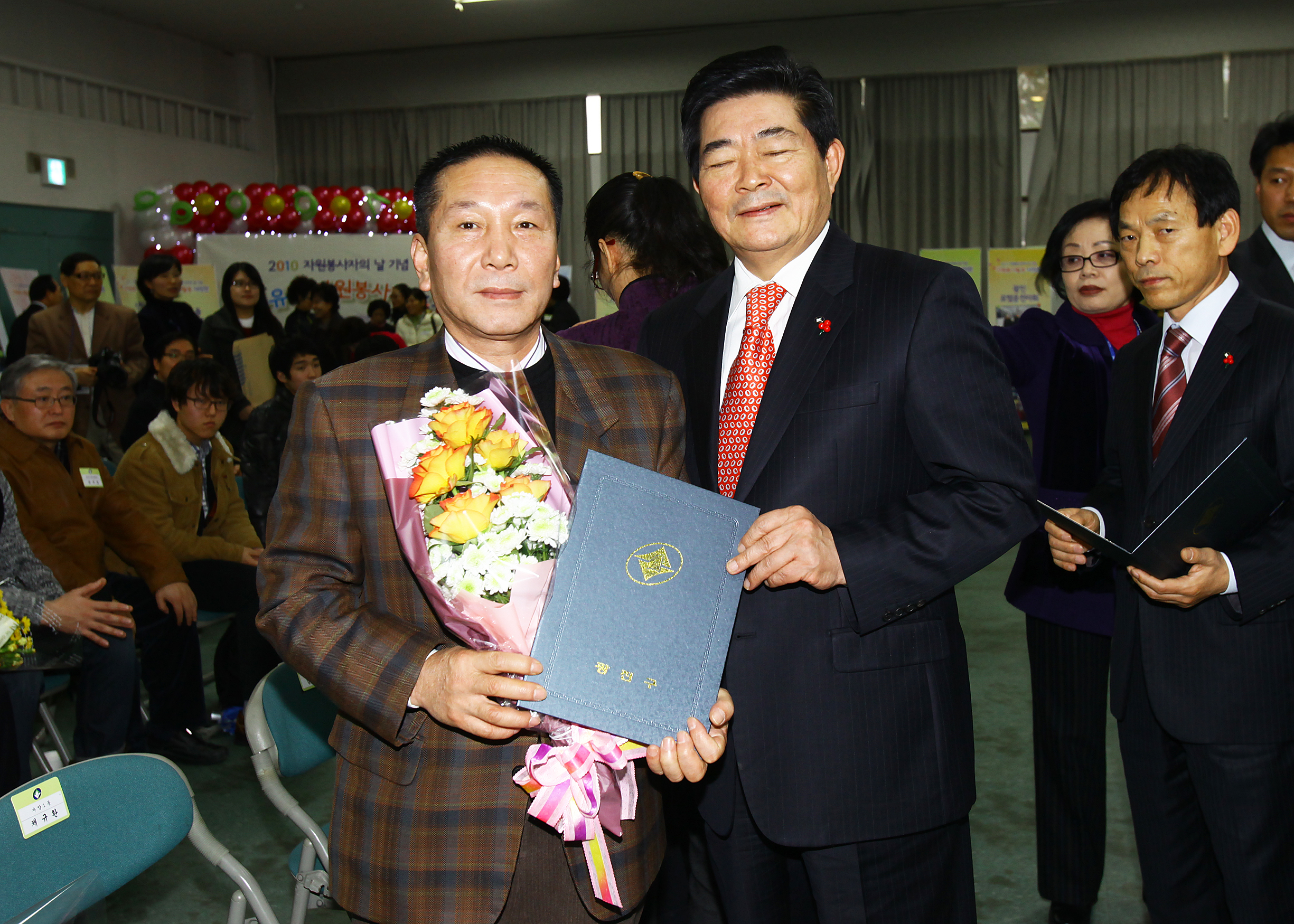 20101208-우수 자원봉사자 표창 4 상장수여 21810.JPG