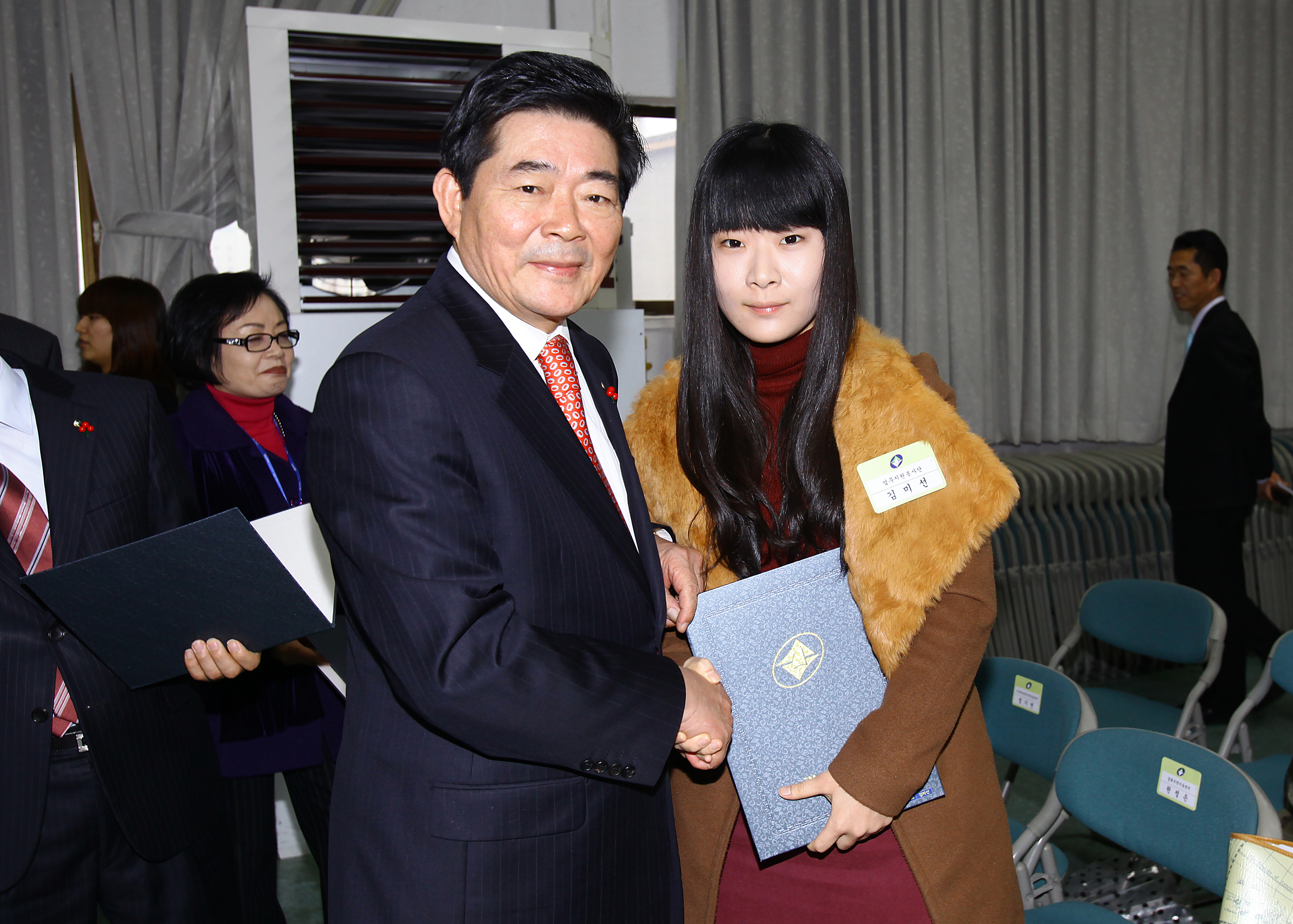 20101208-우수 자원봉사자 표창 4 상장수여 21813.JPG