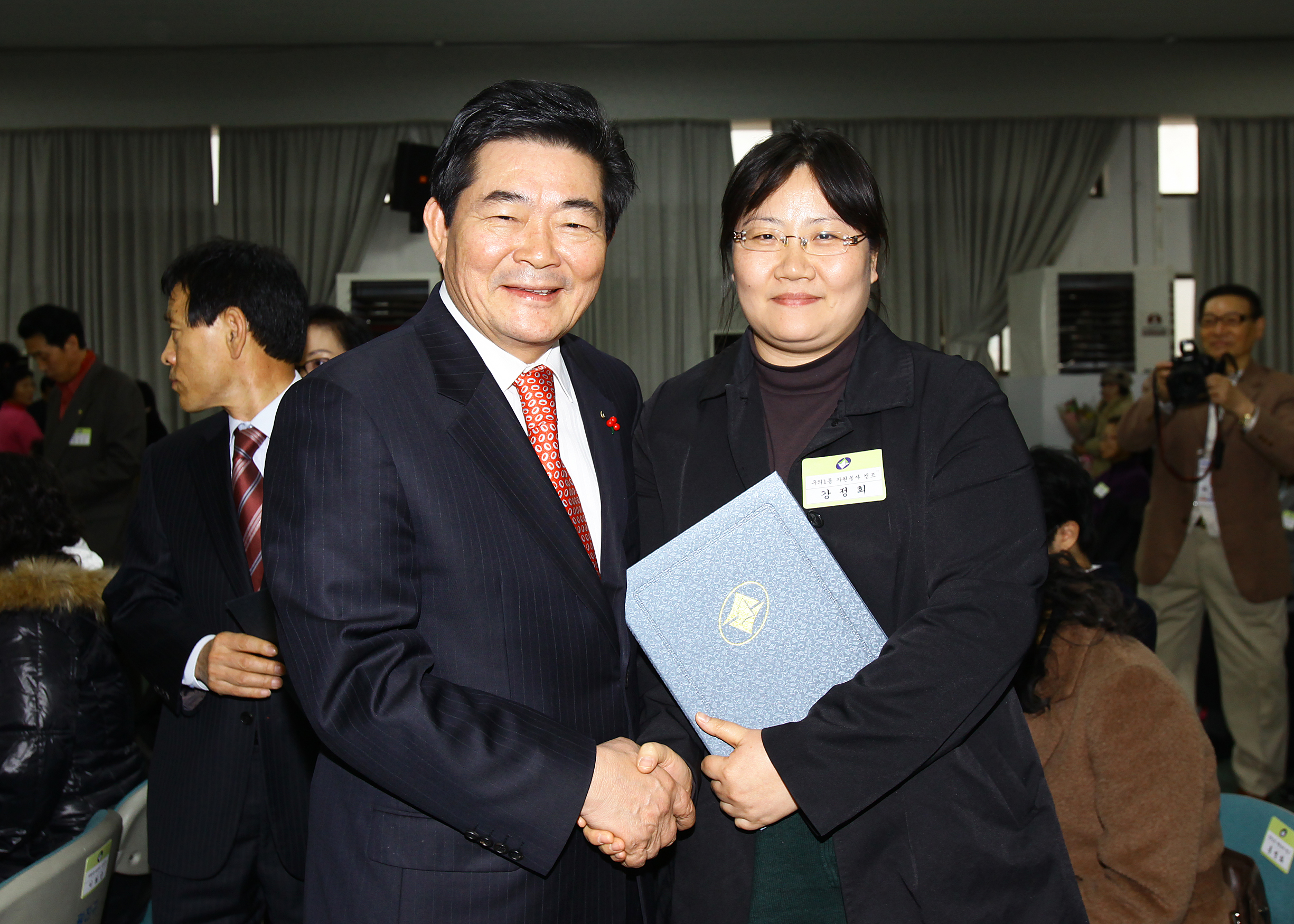 20101208-우수 자원봉사자 표창 4 상장수여 21783.JPG