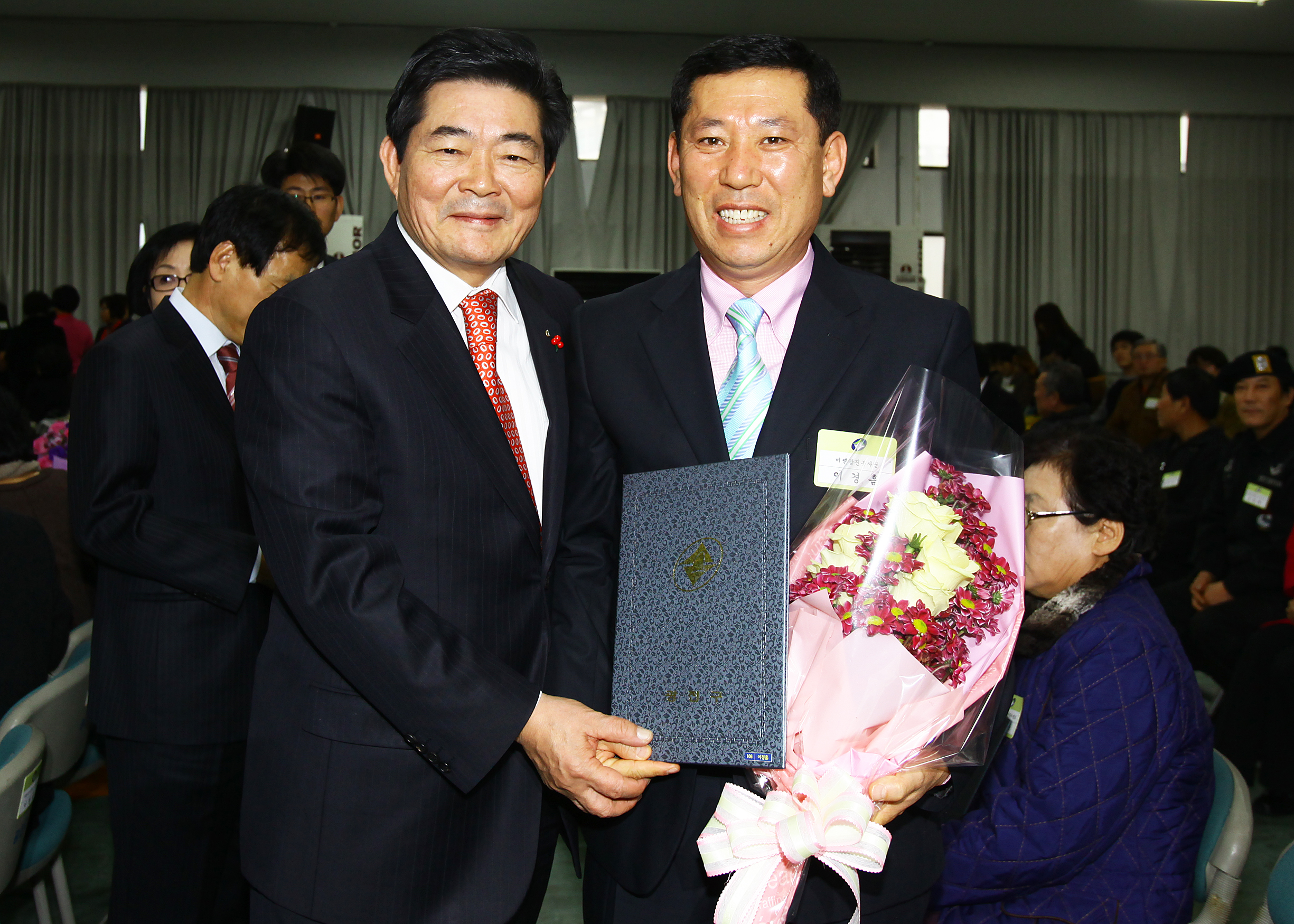 20101208-우수 자원봉사자 표창 4 상장수여 21788.JPG