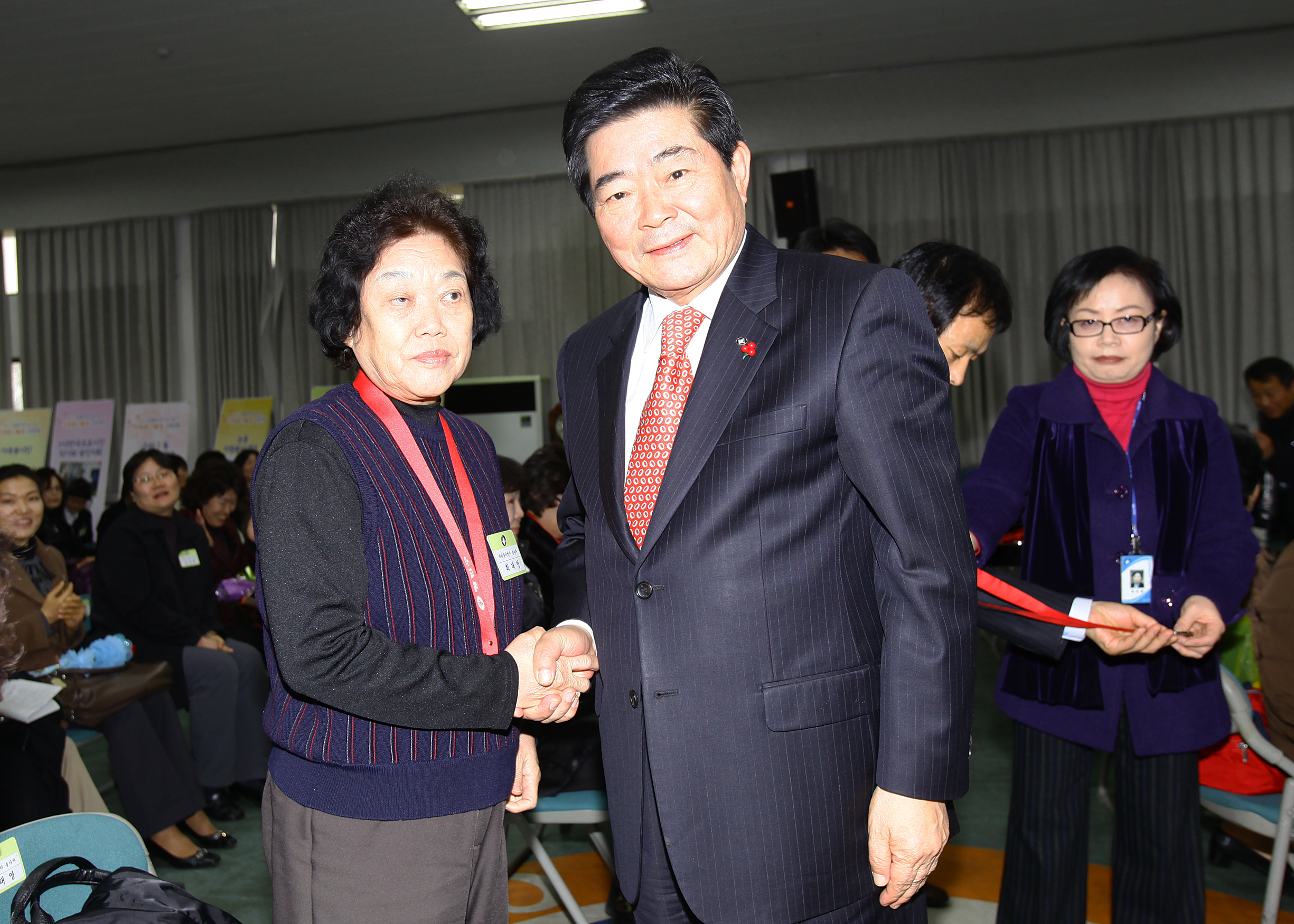20101208-우수 자원봉사자 표창 3 실버메달 21761.JPG