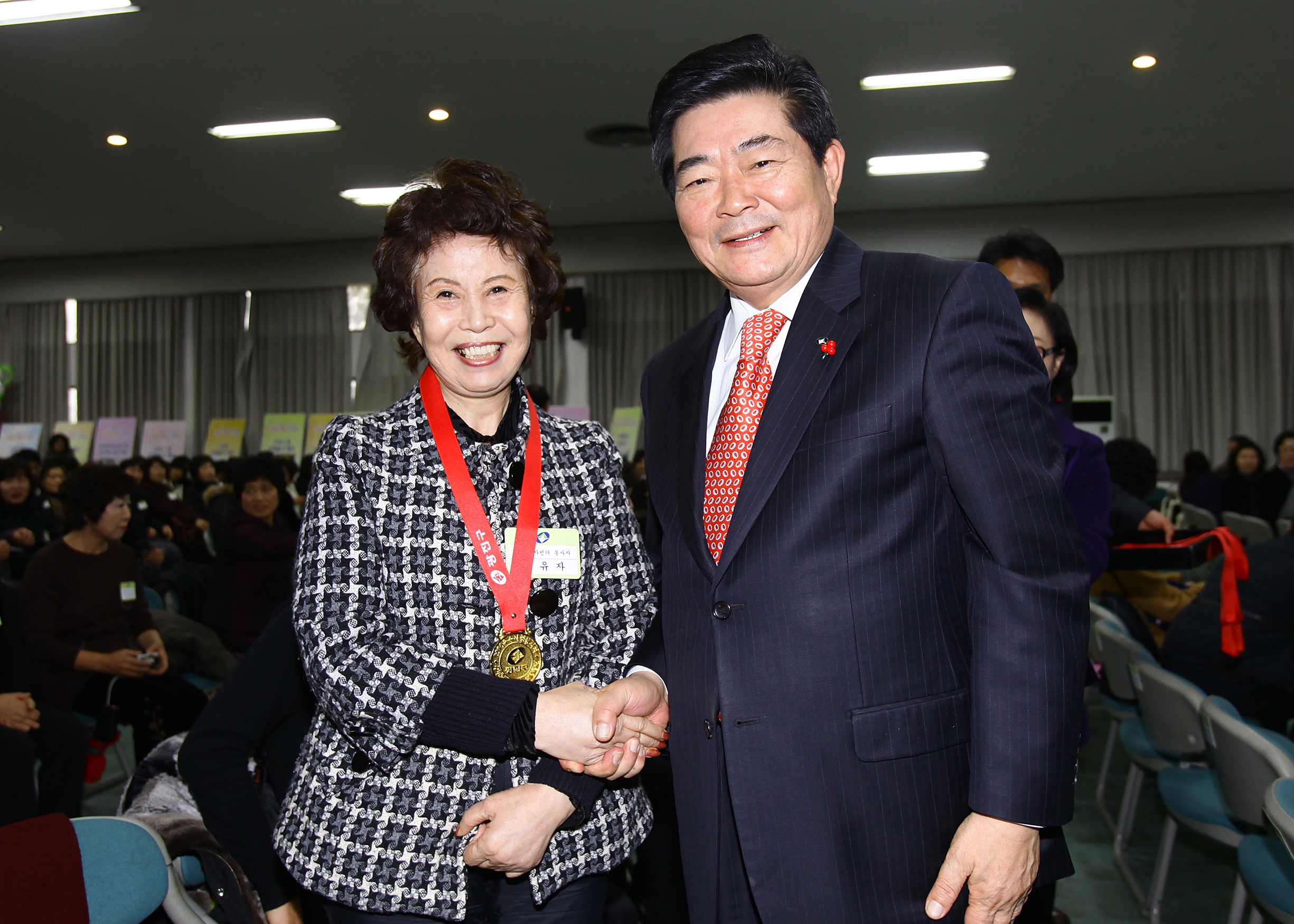 20101208-우수 자원봉사자 표창 2 골드메달 21730.JPG