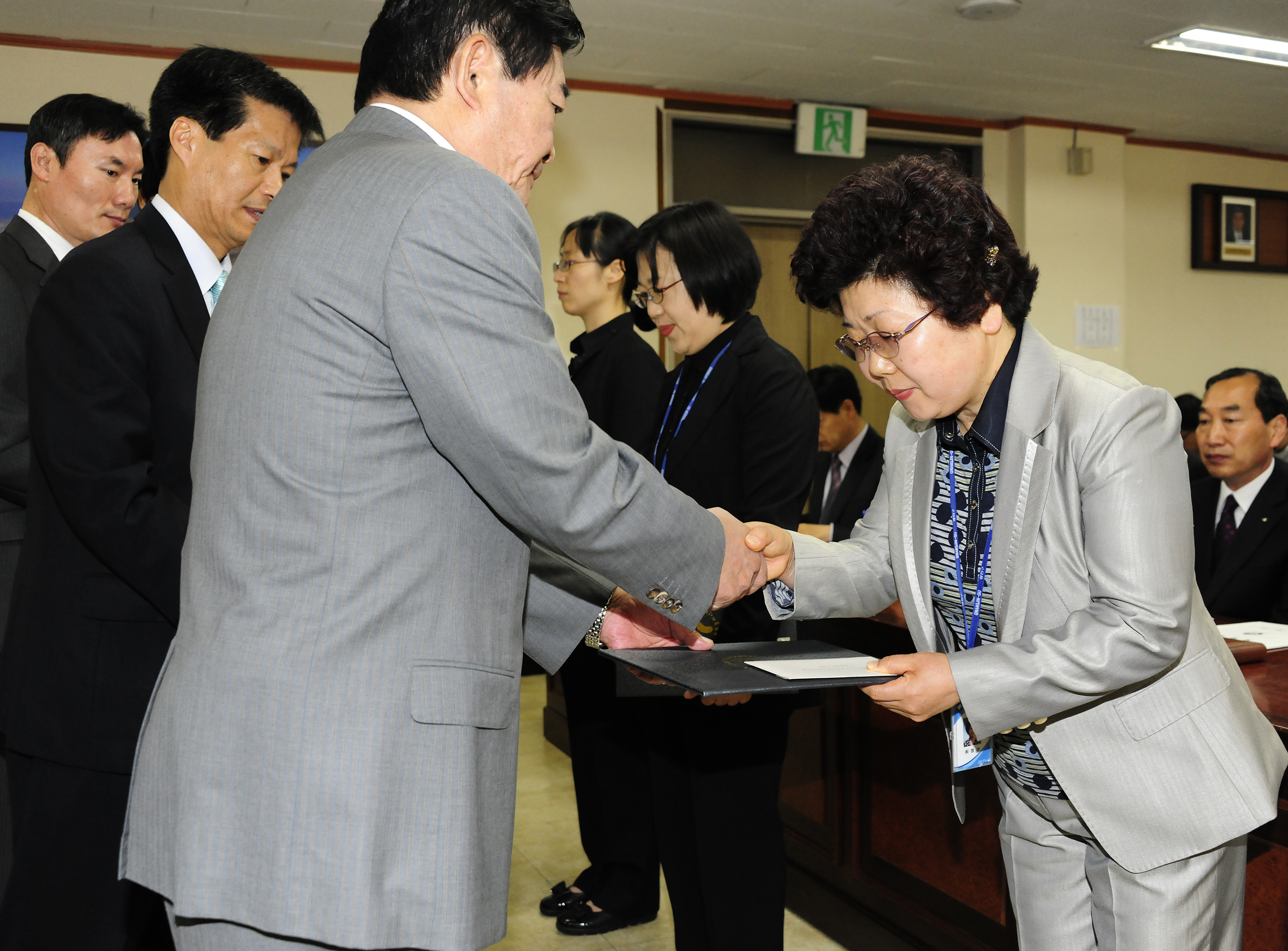 20110503-구확대간부회의 표창 32410.JPG