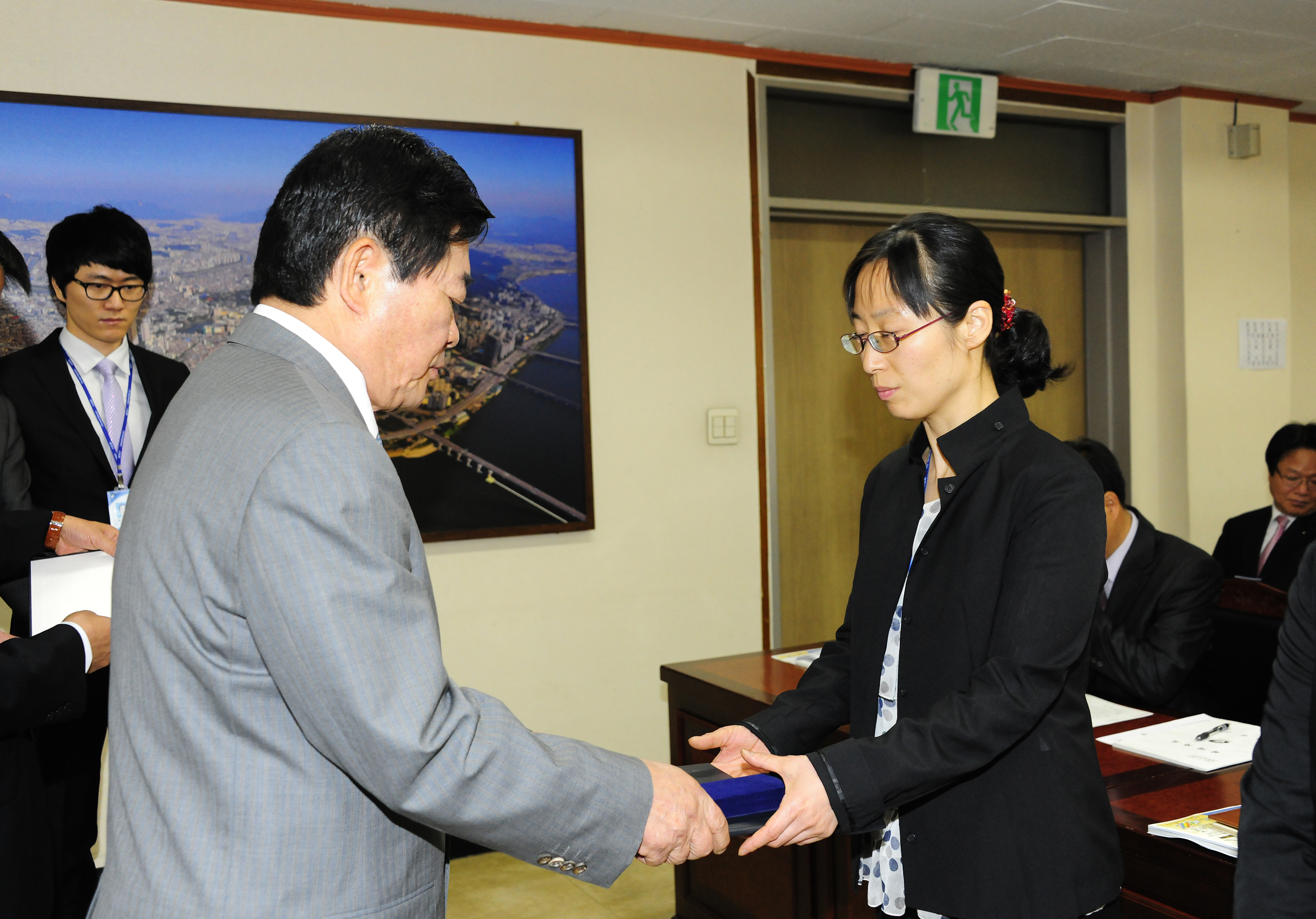 20110503-구확대간부회의 표창 32403.JPG