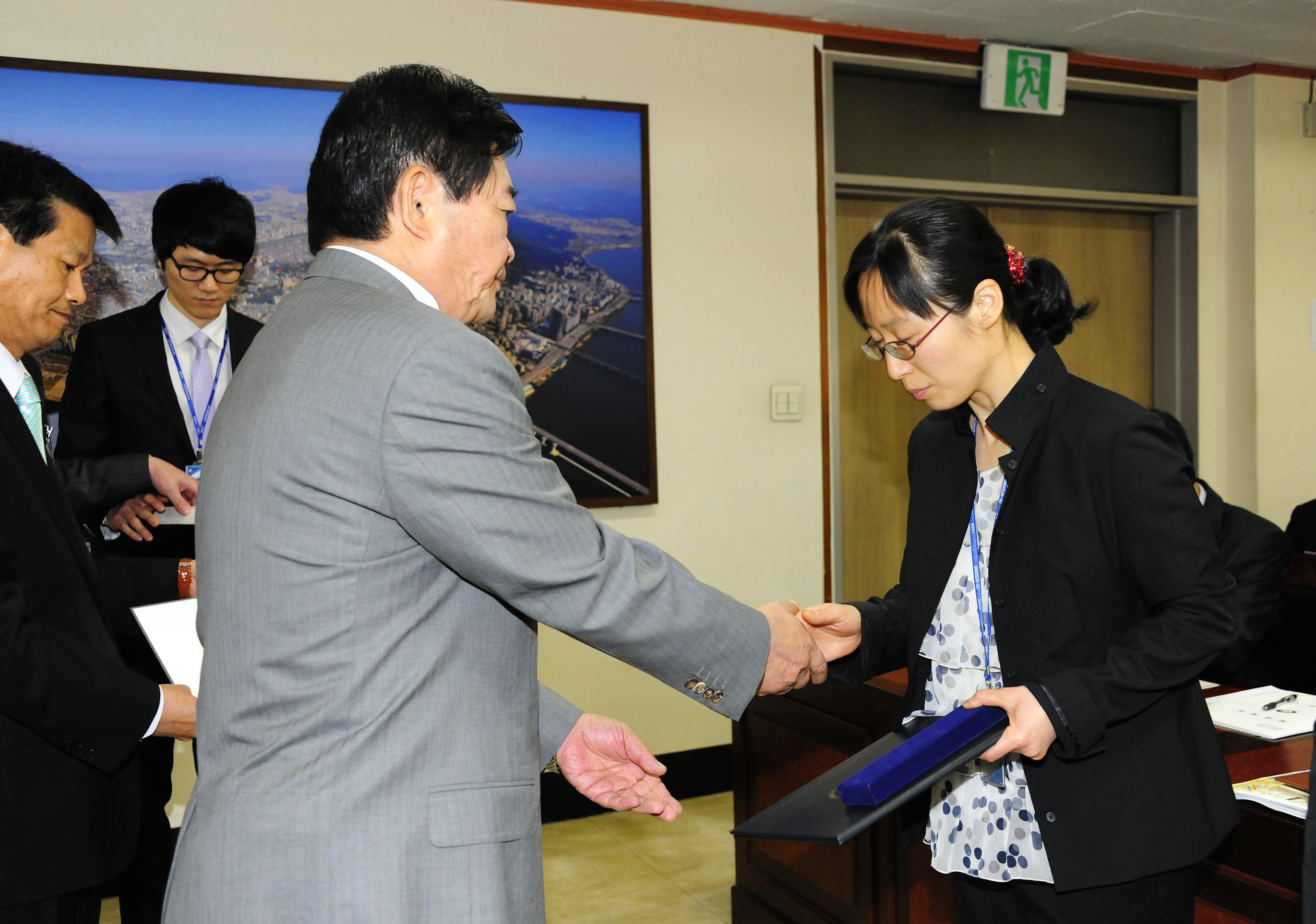 20110503-구확대간부회의 표창 32404.JPG