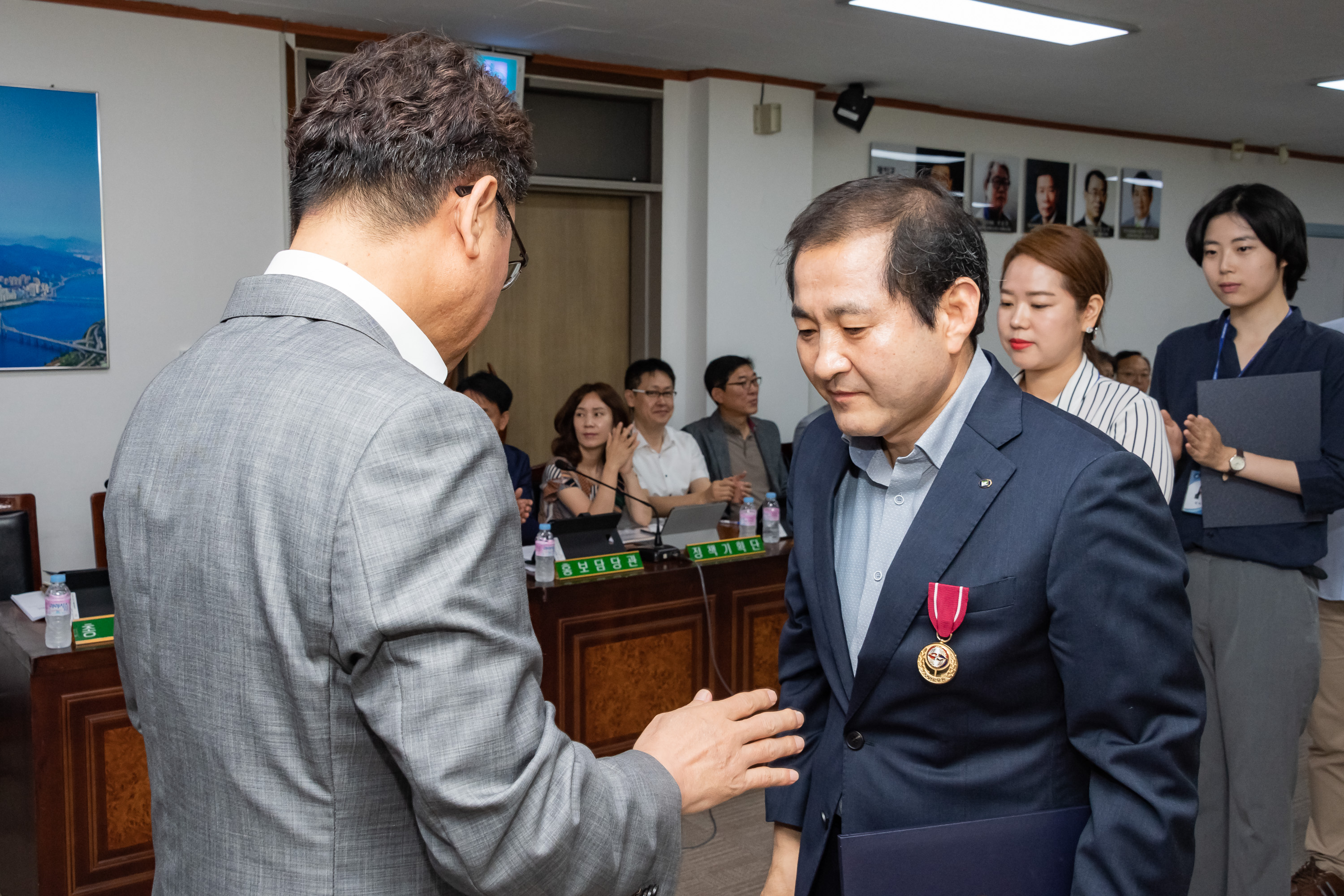 20190718-2019년 7월 직무유공 공무원 표창수여 20190718-94127_S_155810.jpg