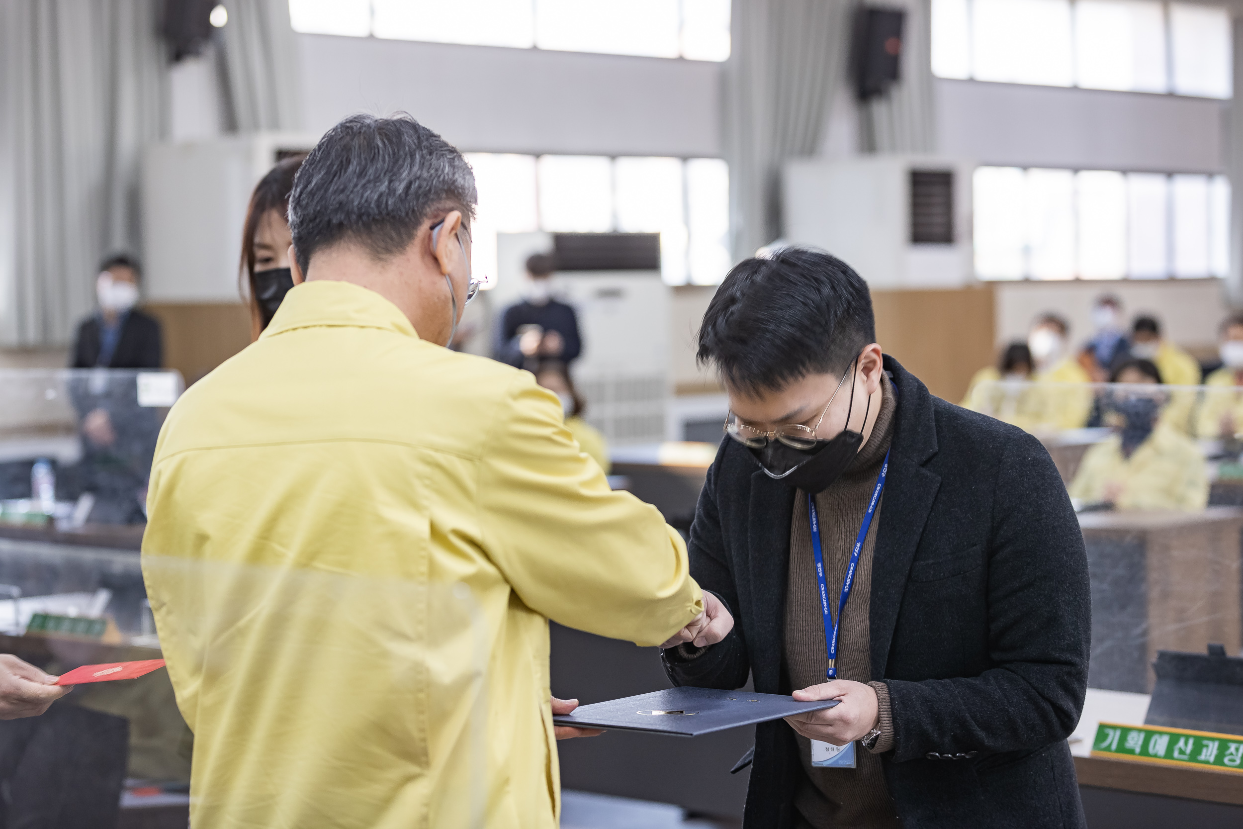 20211022-2021년 10월 우수공무원표창 수여 20211022-00048_G_102924.jpg