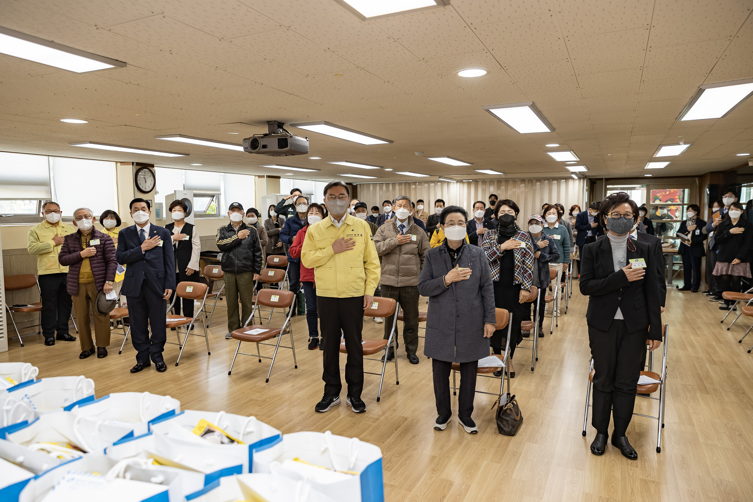 20211018-제25회 노인의날 및 경로의 달(10월) 기념 - 찾아가는 효꾸러미 행사-광장동 20211018-00028_G_185520.jpg