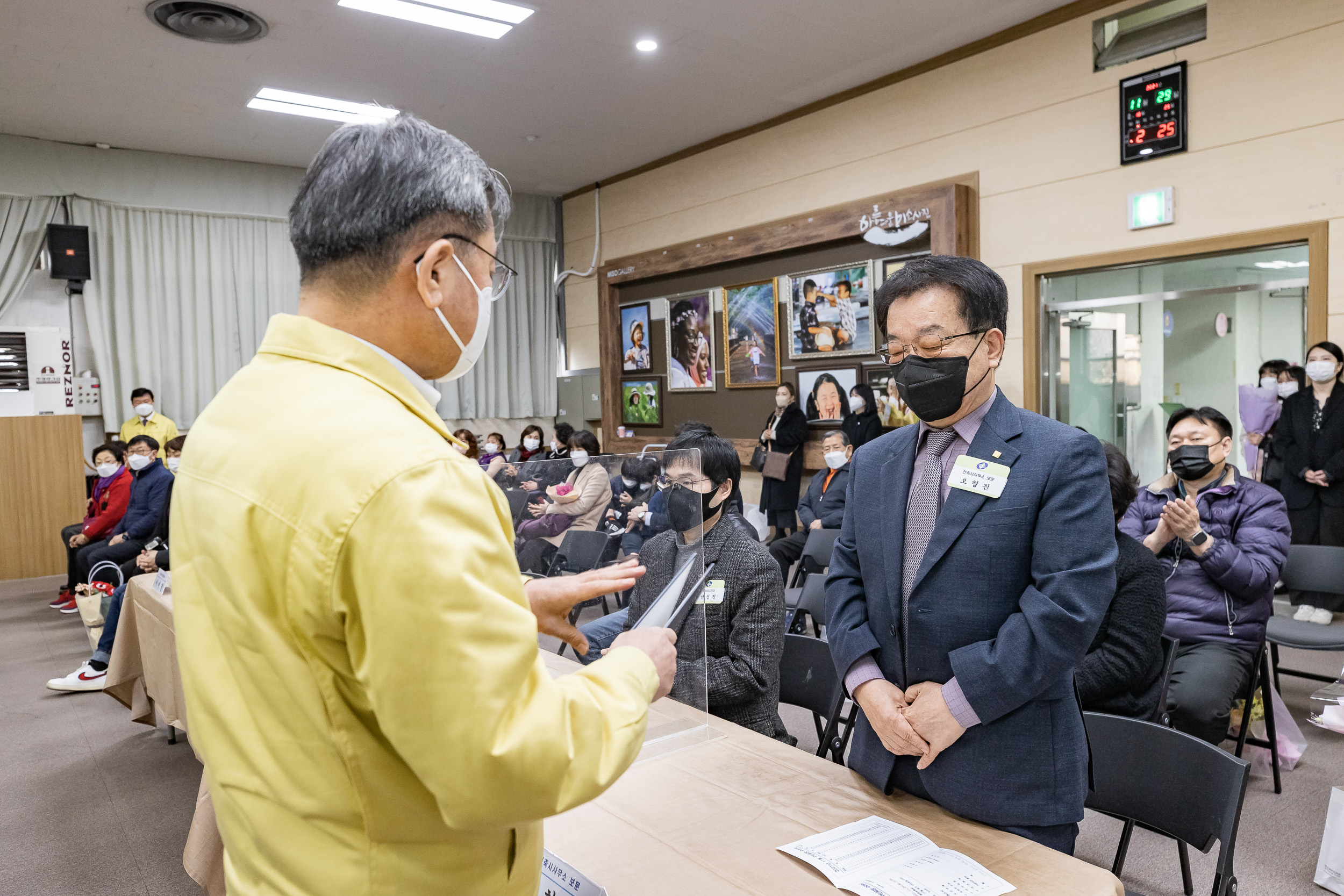 20211129-2021년 11월 정기 구민표창 수여식 20211129-0594_G_173837.jpg