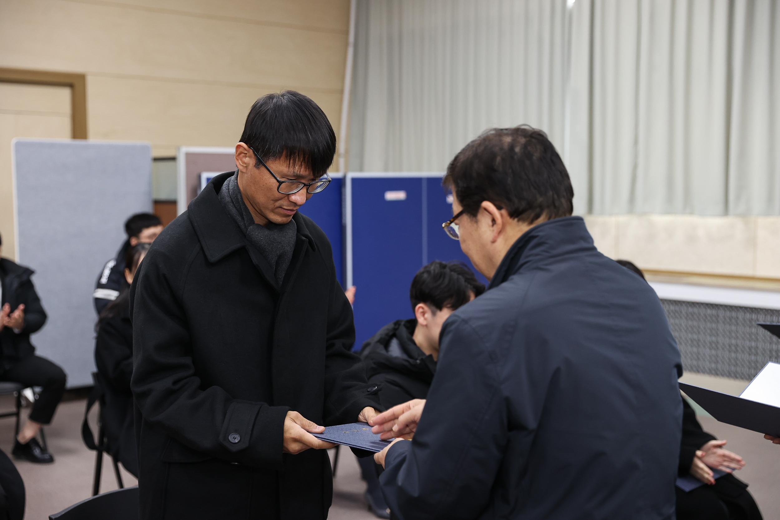 20231227-2024년 상반기 정기인사 발령장 수여식 231227_1761_G_095644.jpg
