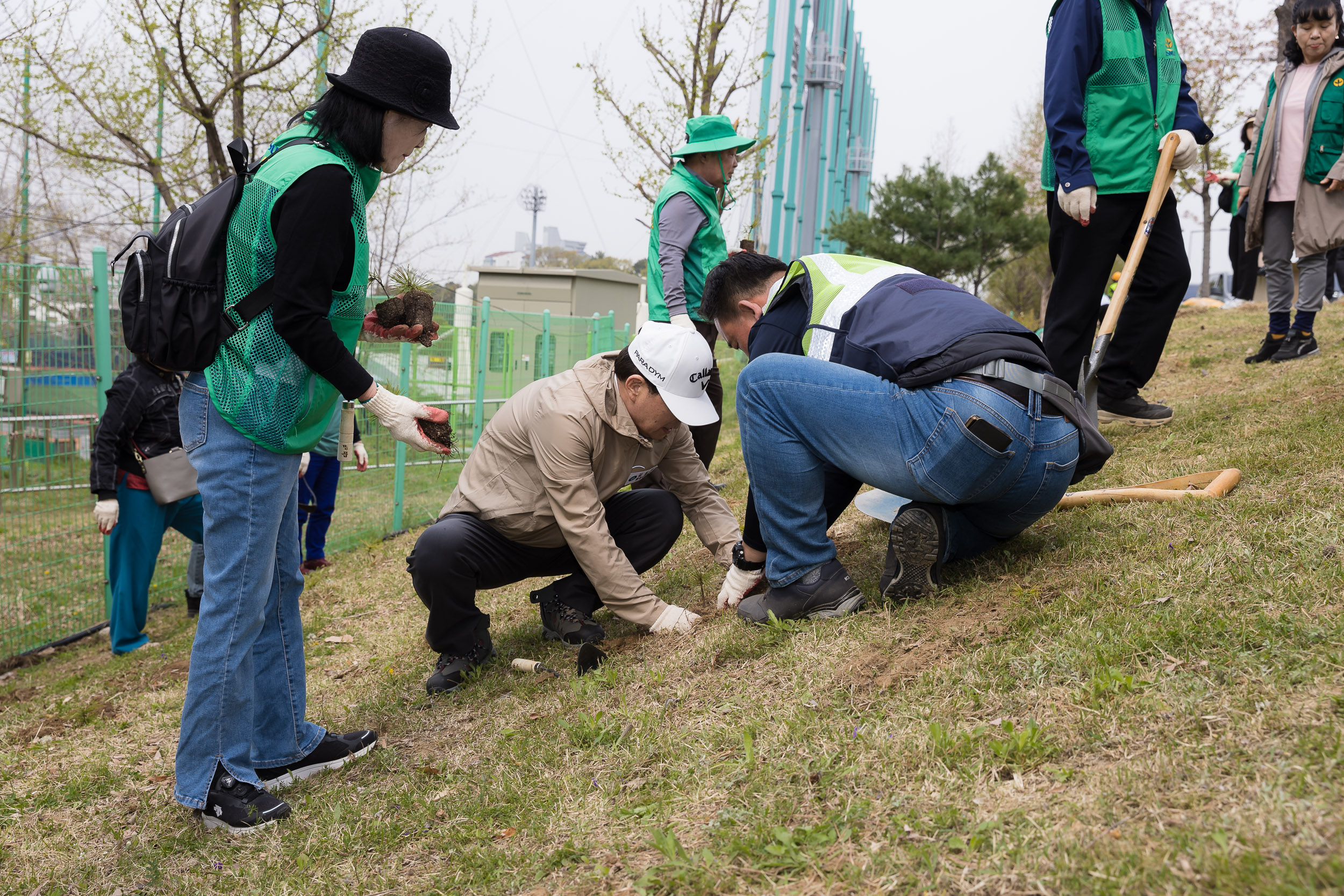 20240411-제79회 식목일 기념 새마을회 나무심기 행사 240411_0452_G_170955.jpg