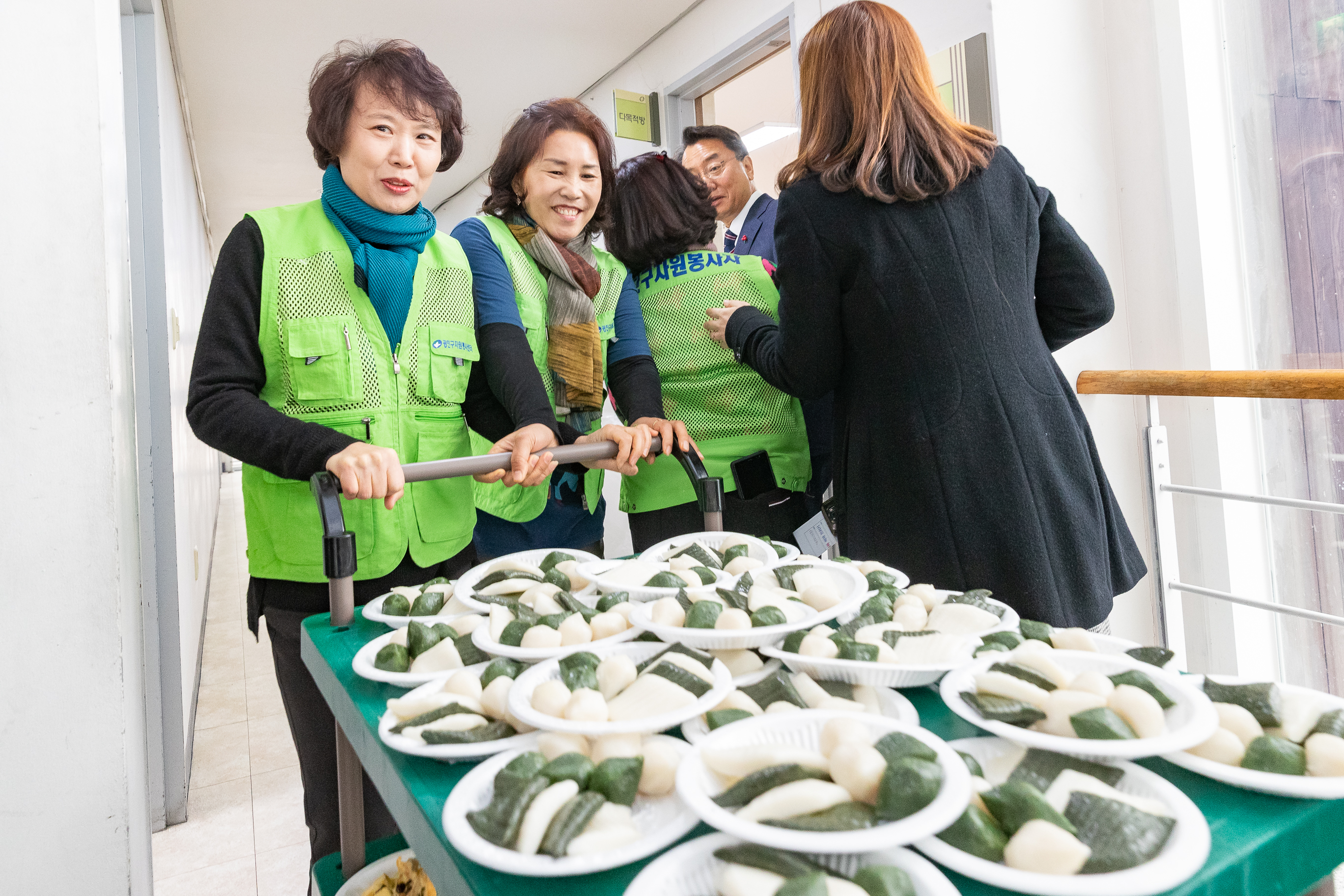 20181213-어르신 떡국 드리기 행사-화양동 182254.jpg