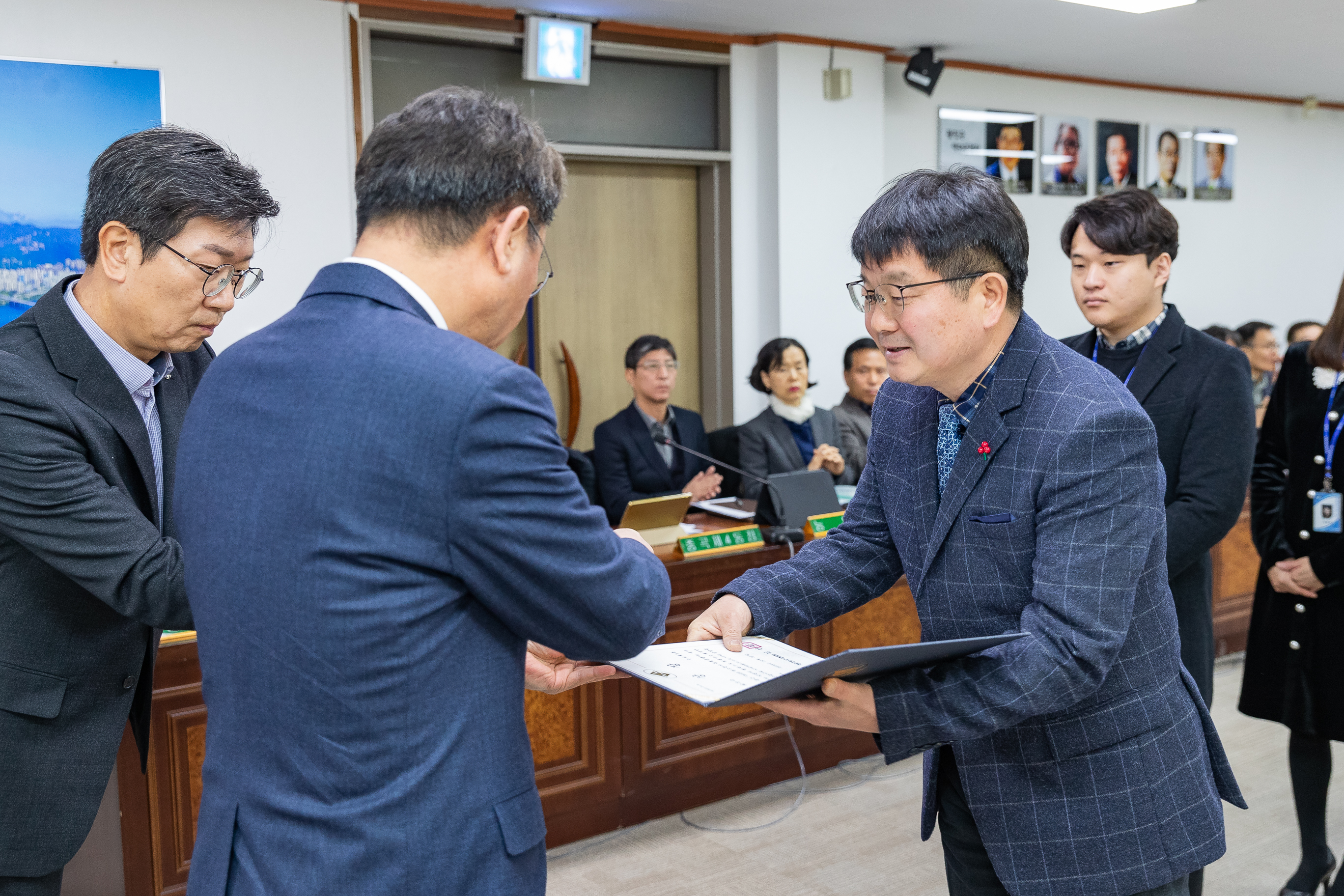 20181220-간부회의-우수공무원표창 183567.jpg